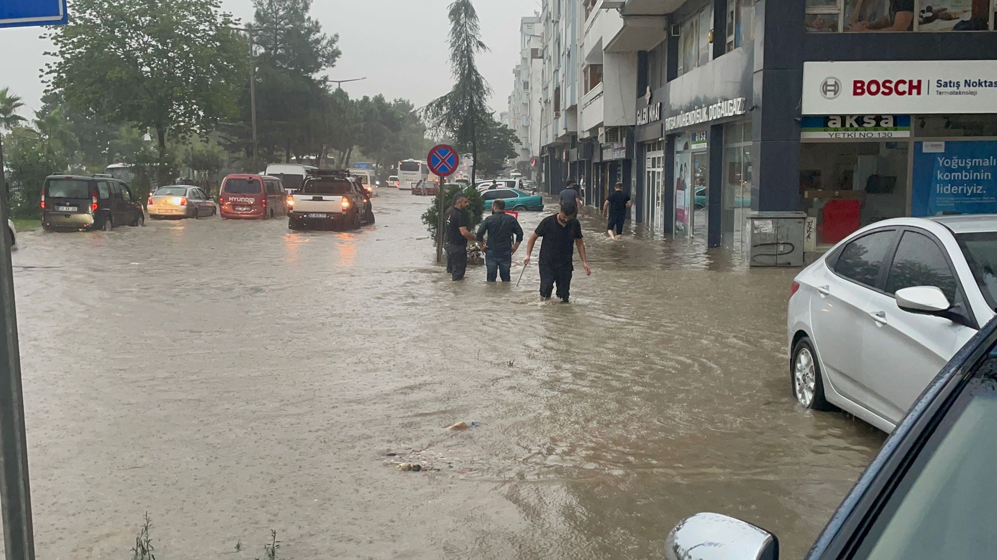 Ordu'da sel: Karadeniz Sahil Yolu ulaşıma kapandı, iş yerlerini su bastı