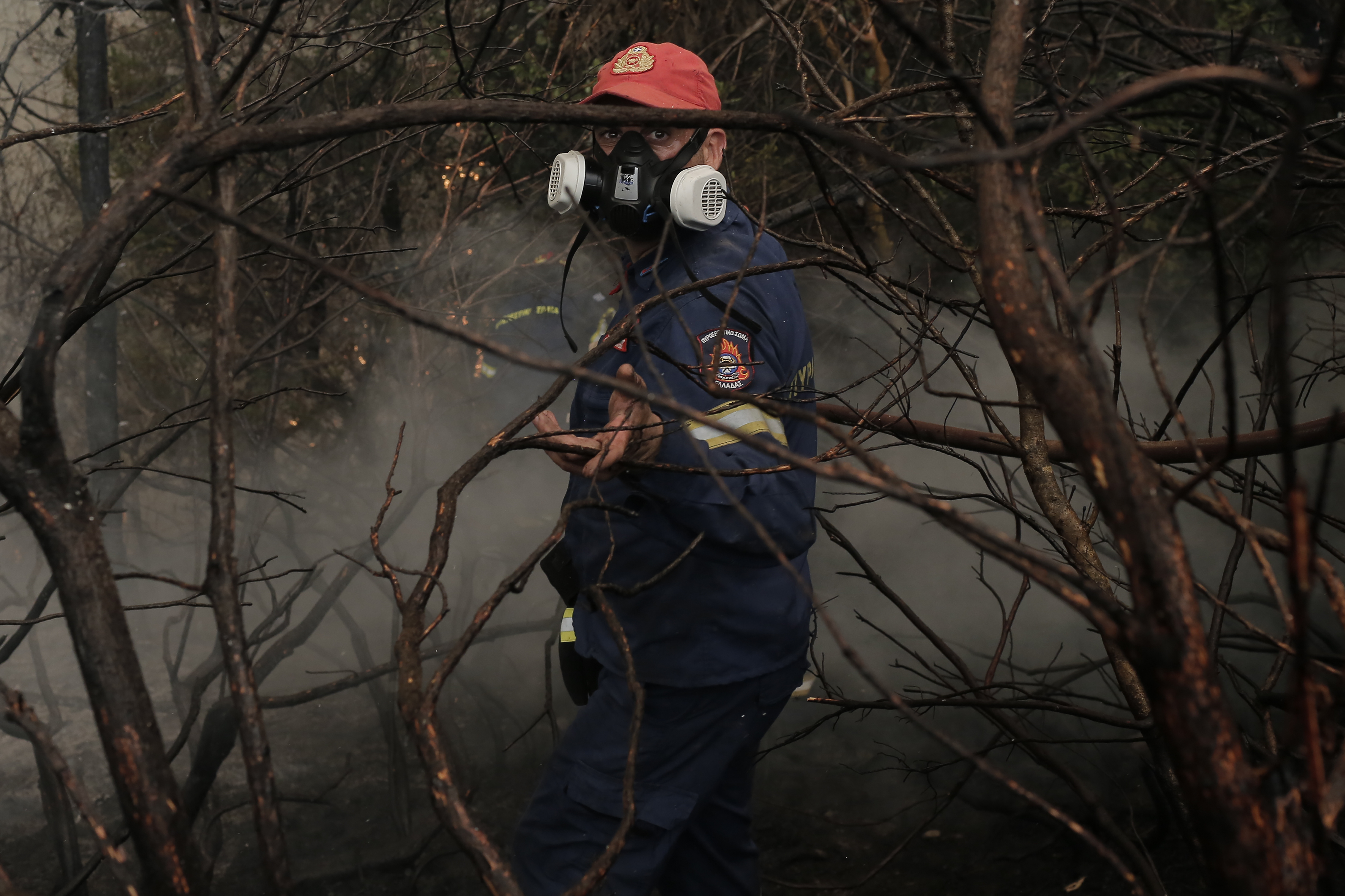 Yunanistan'ın Eğriboz Adası'nda yangın kontrolden çıktı