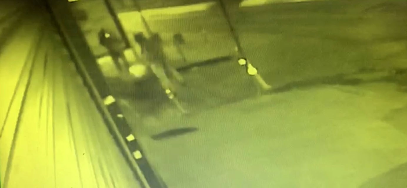 İstanbul’da silahlı kavga kamerada: Tartıştığı arkadaşına kurşun yağdırdı