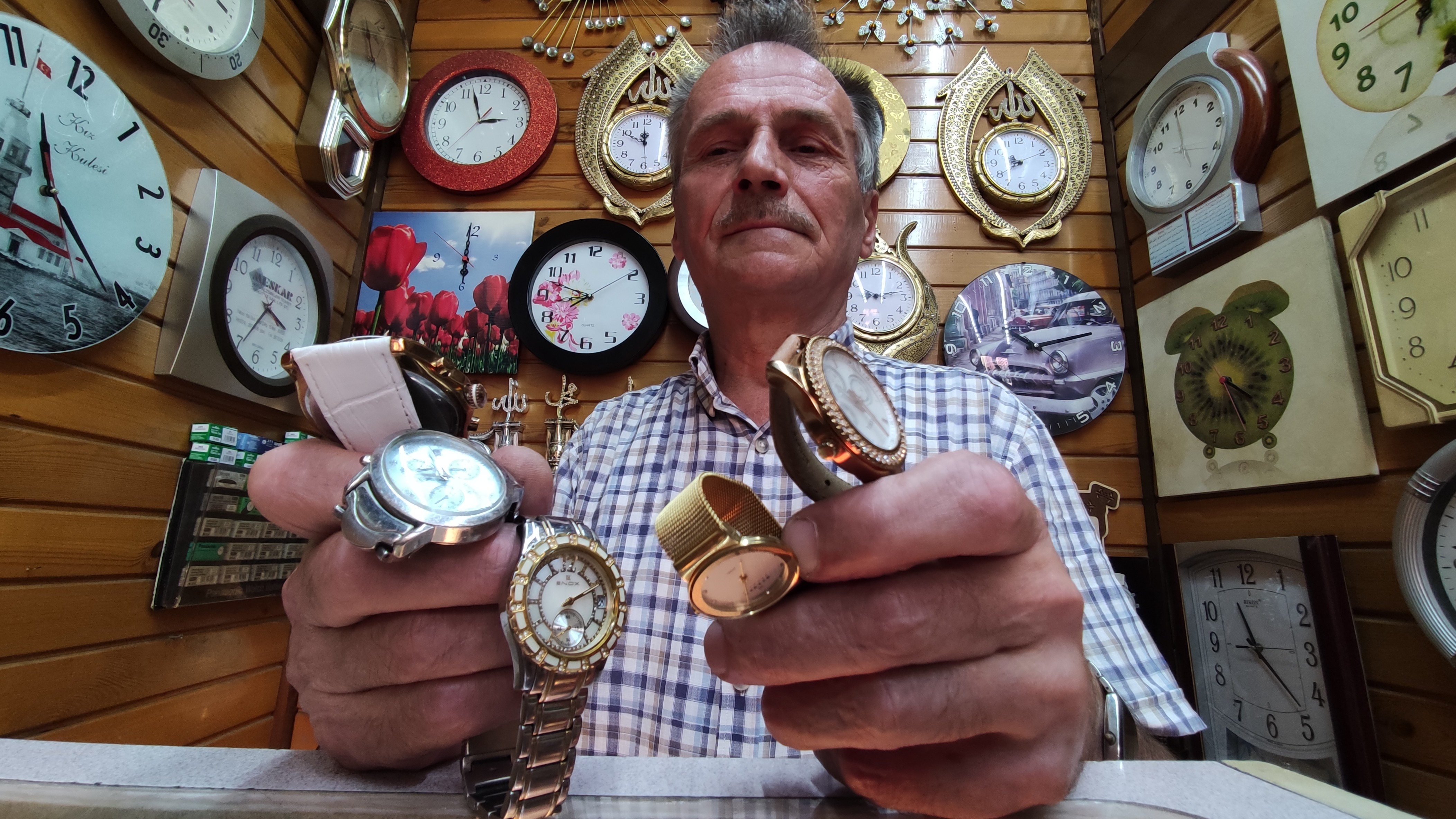 Yüz binlerce liralık saatleri çöpe gitmekten kurtarıyor