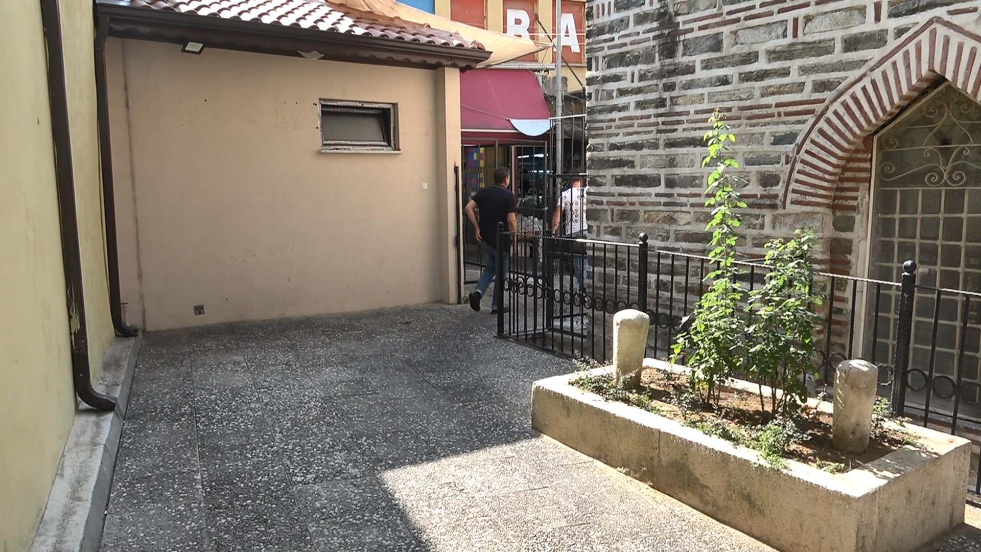 O resim sonrası tabelalar indi, türbe yanındaki kabin kalktı