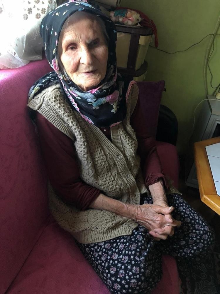 Selde cenazesi dört gün sonra bulunan yaşlı kadın defnedildi