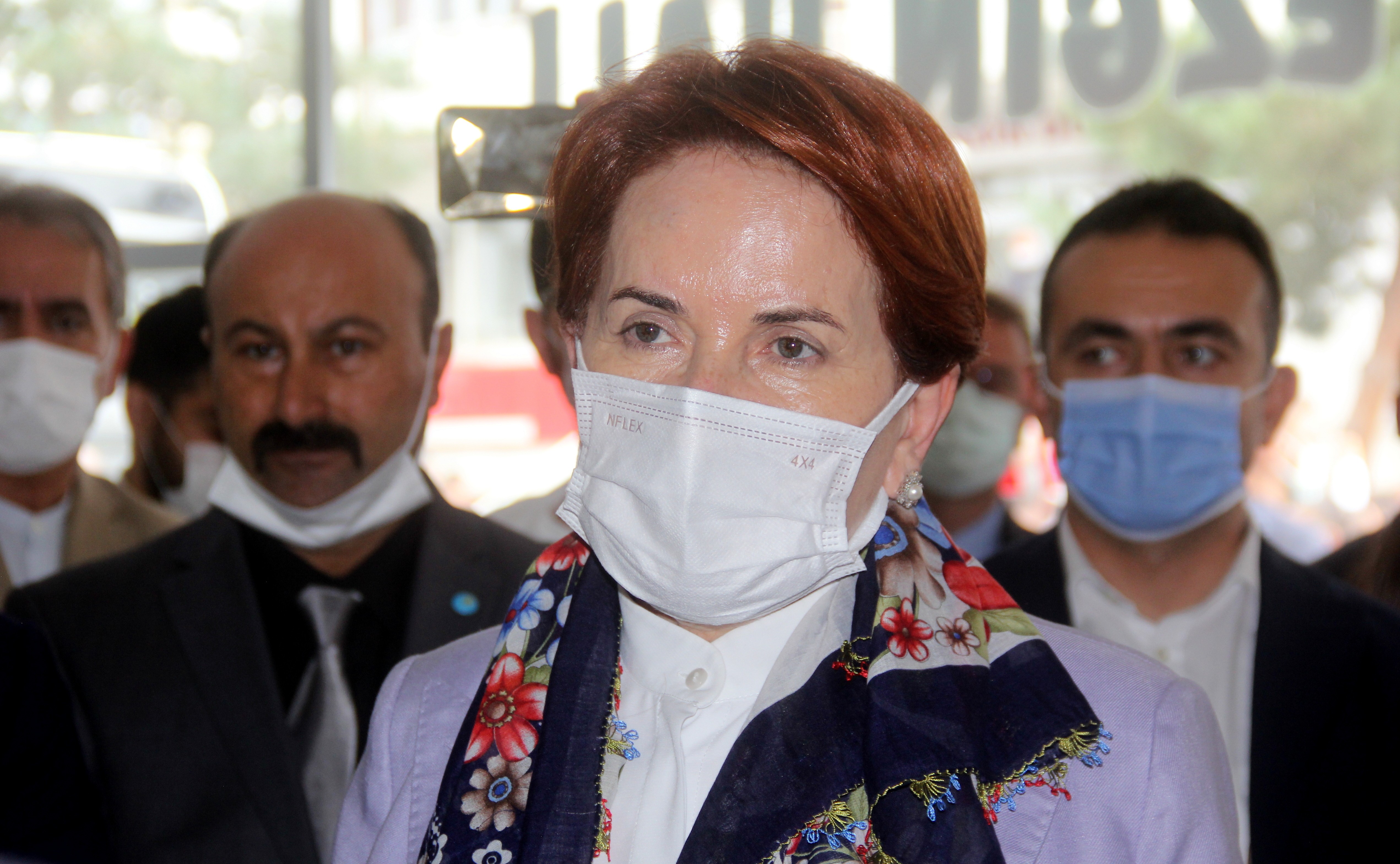 Meral Akşener’in kahvehane ziyaretinde gergin anlar! Şehit ağabeyinden sert tepki