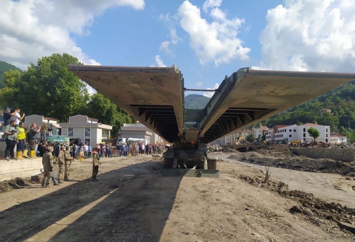 MSB: 'Sinop’ta selden yıkılan köprülerin yerine Yatay Kaydırmalı Zırhlı Araç Aşırma Köprüsü kuruldu'