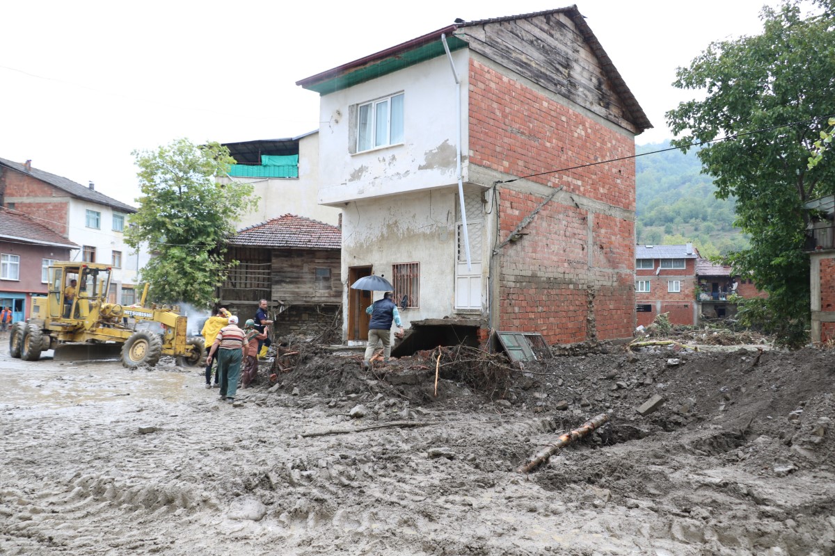 Selin vurduğu Zafer köyünde yaralar sarılıyor