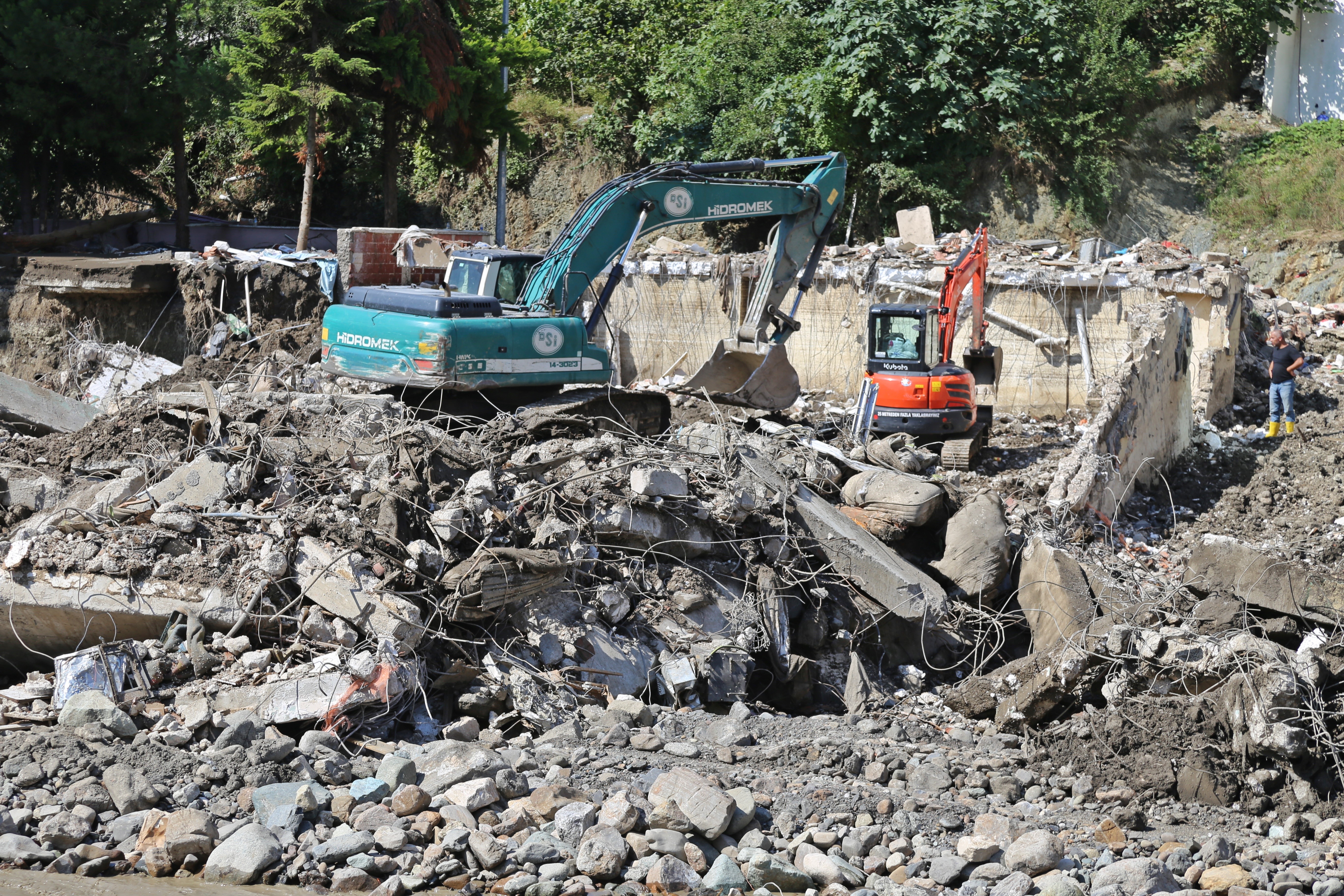 Evde mahsur kaldı, helikopterin görmesi için çatıdan Türk bayrağı salladı