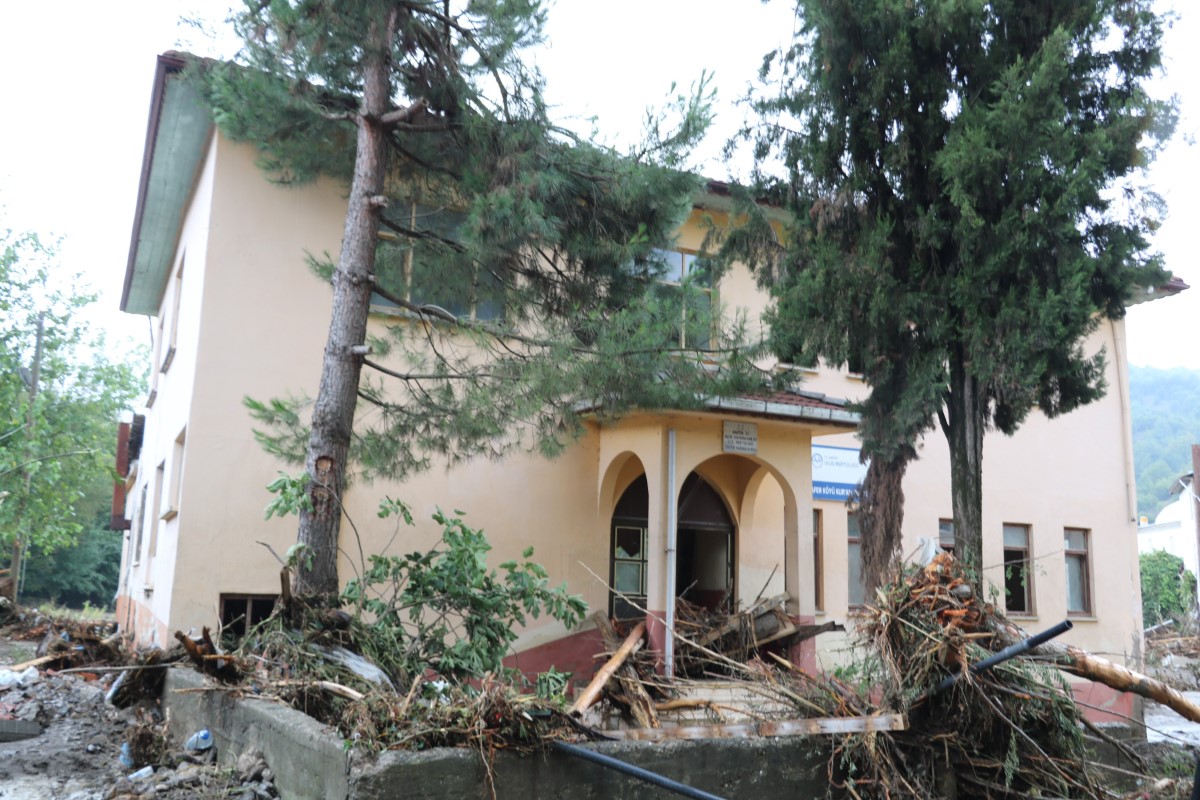 Selin vurduğu Zafer köyünde yaralar sarılıyor