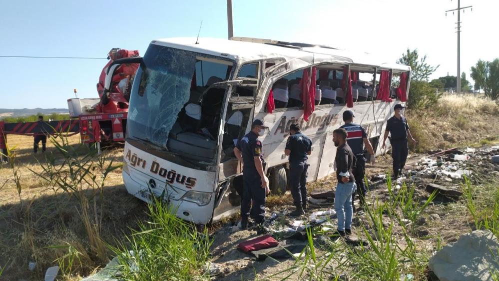 Uşak'ta otobüs şarampole yuvarlandı: 30'dan fazla yaralı