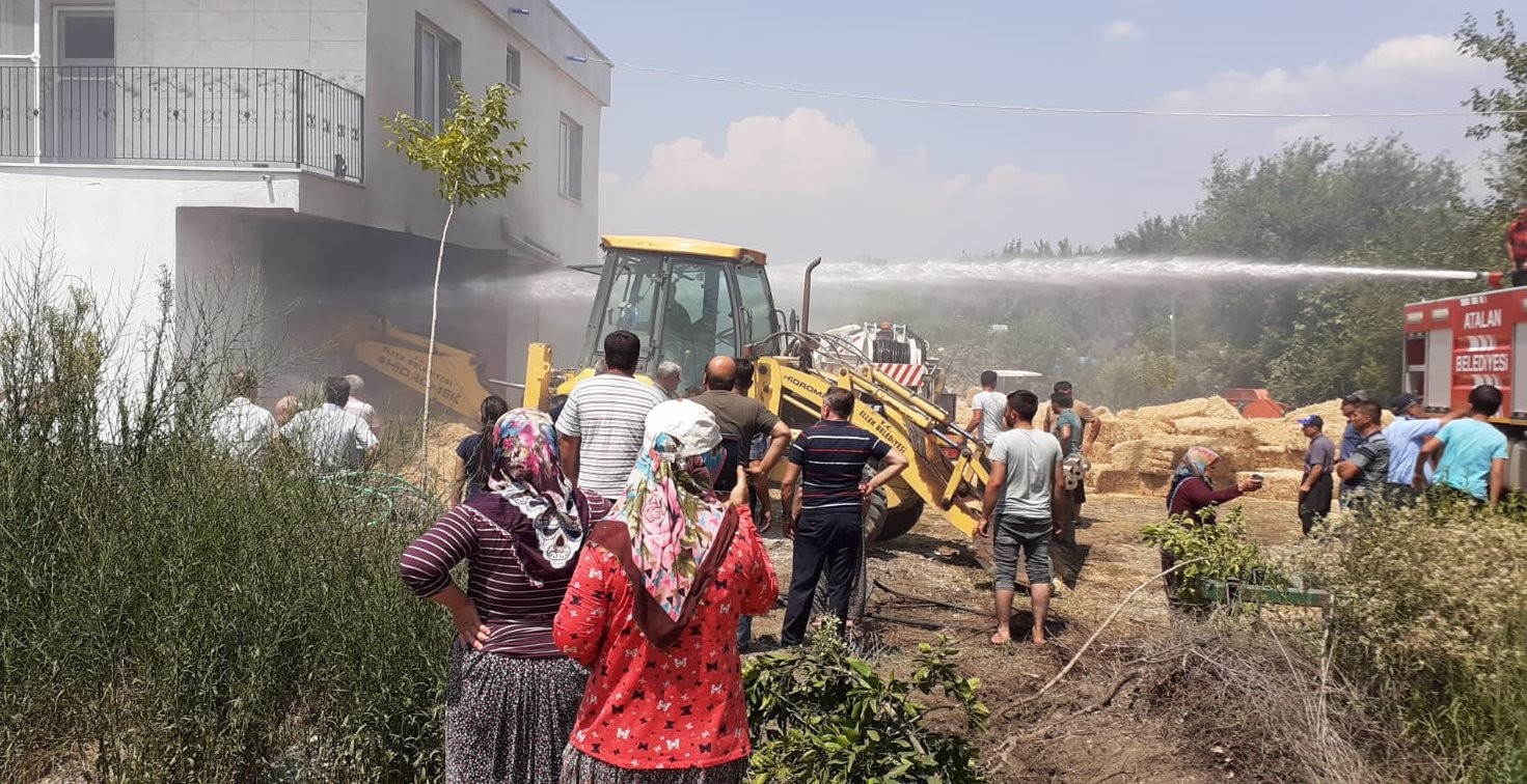 Ambar yangını meraklı vatandaşlara maske ve sosyal mesafeyi unutturdu