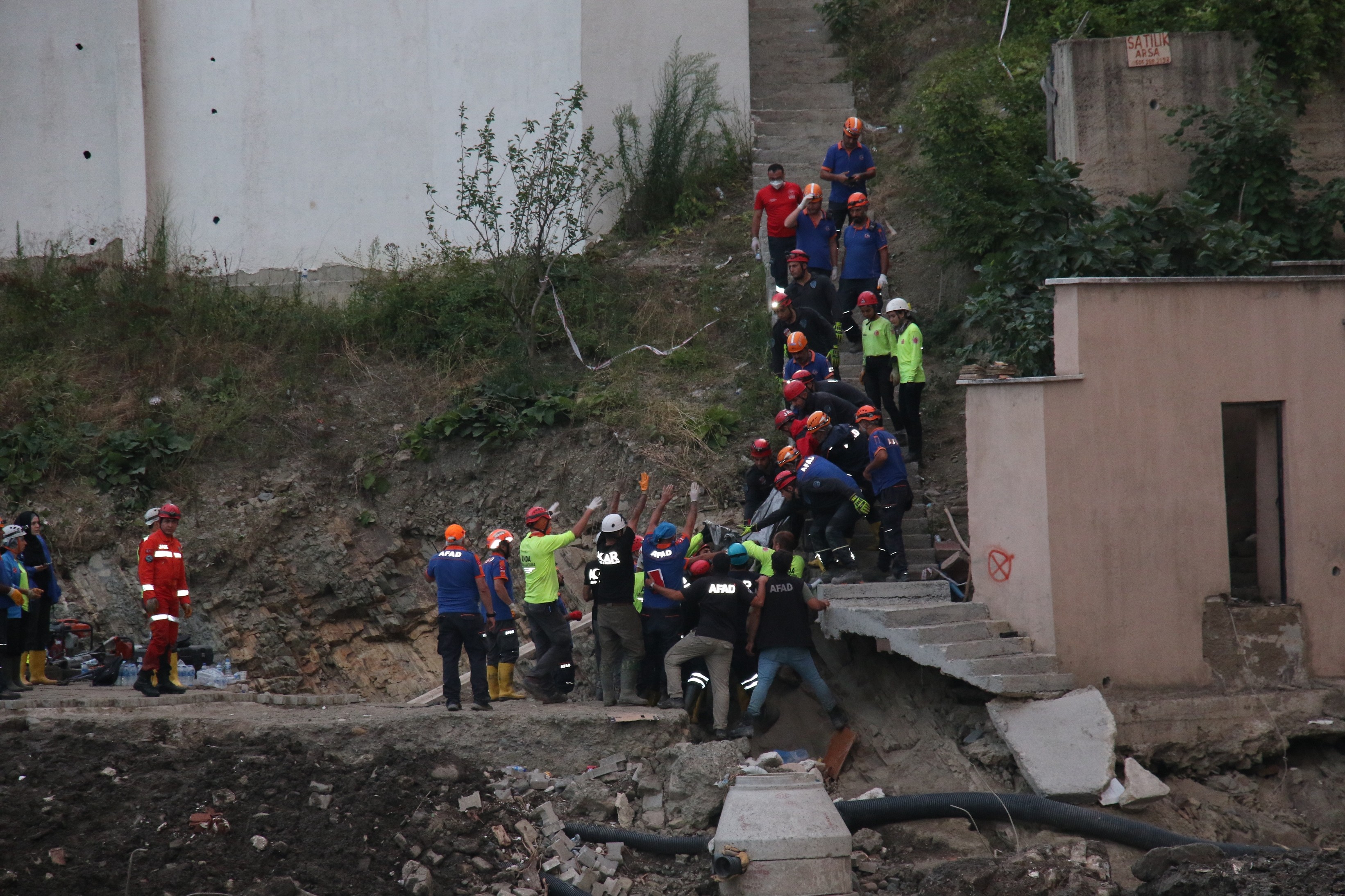 Bu apartman şimdiye kadar 9 kişiye mezar oldu, 11 kişi de kayıp