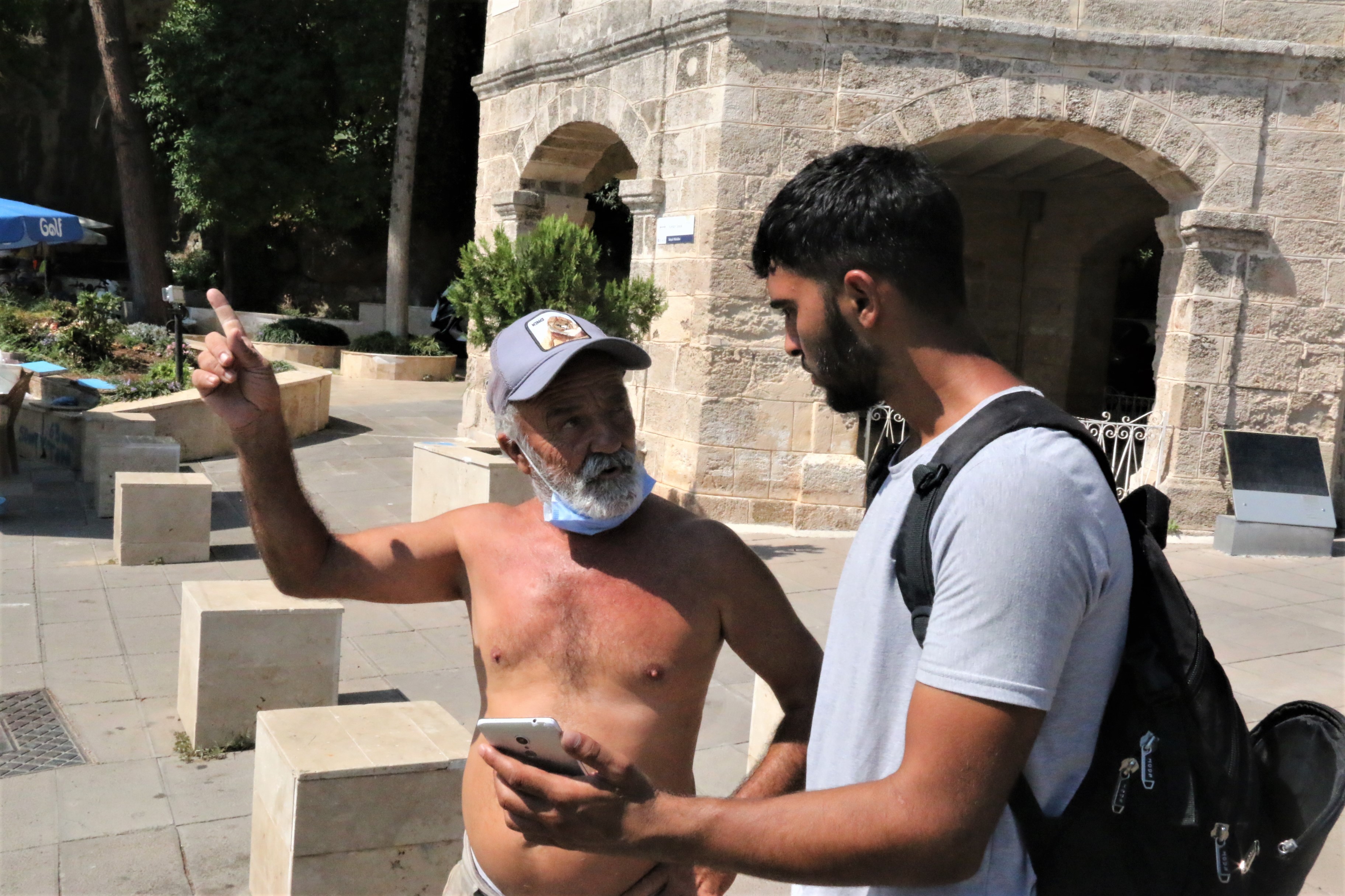 Kaybolan kardeşini bulmak için sokaklarda kalıyor