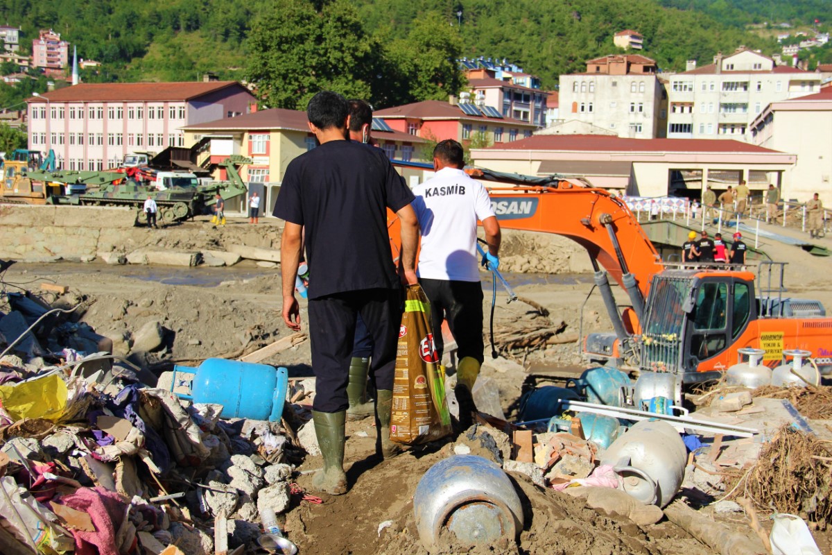 Sel bölgesinde zarar gören dilsiz canlar böyle tedavi ediliyor