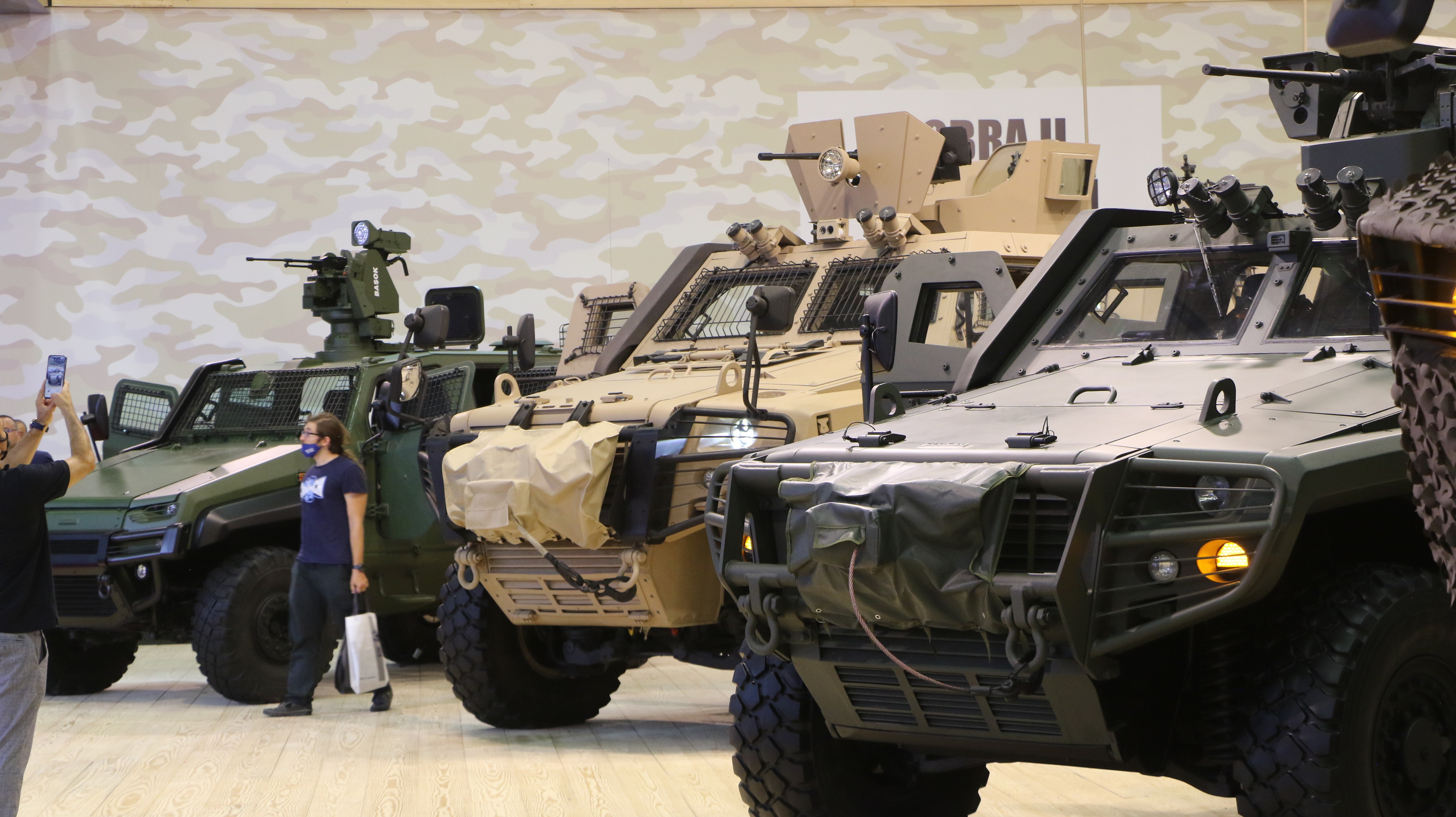 Bu zırhlı araç hem düz hem de yan yan gidiyor