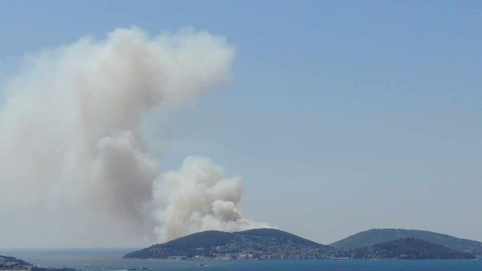 Heybeliadaki orman yangını havadan görüntülendi