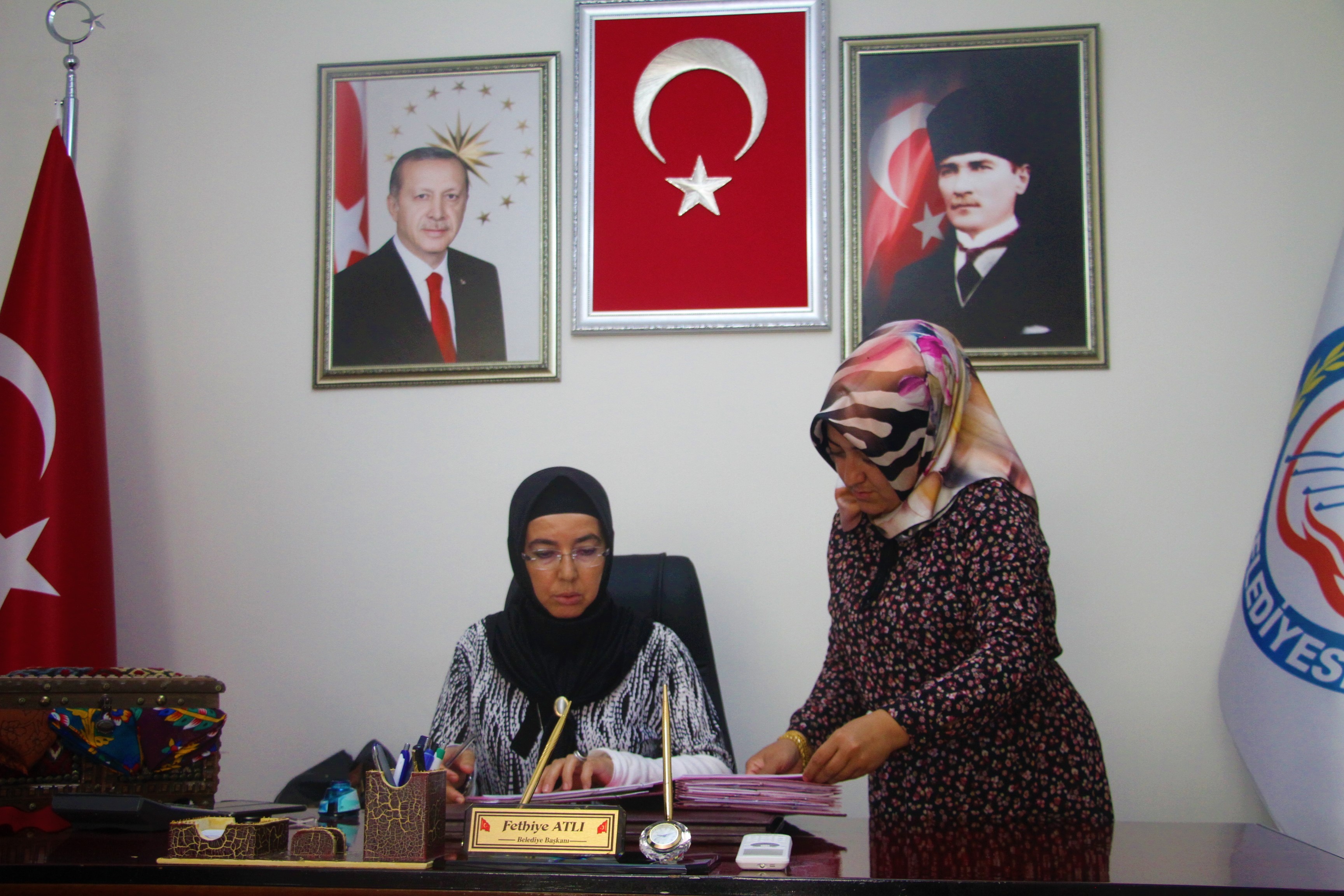 Türkiye’nin ilk başörtülü Belediye Başkanı Fethiye Atlı 28 şubat sürecini anlatırken gözyaşlarına boğuldu