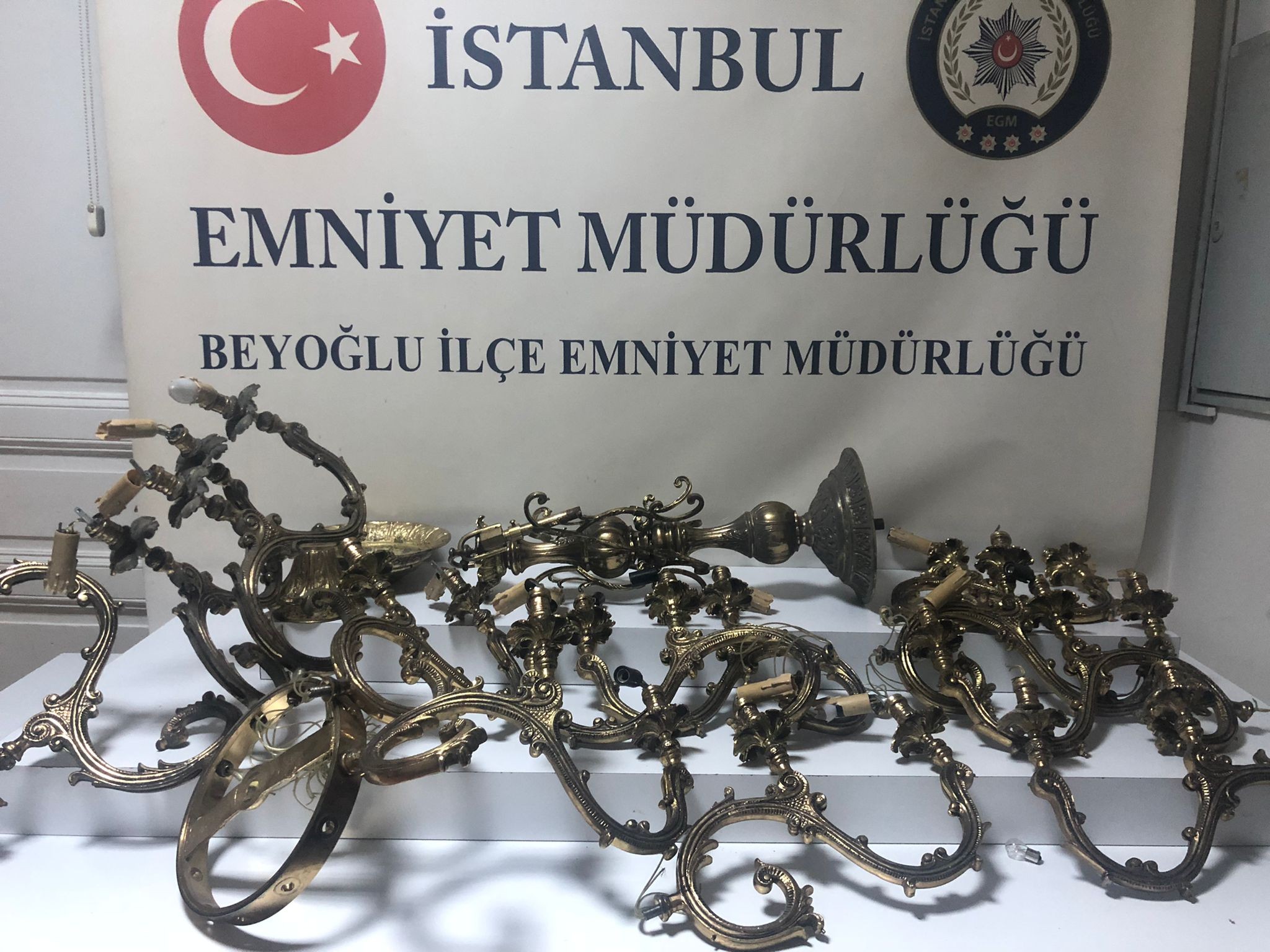 Taksim’de akılalmaz olay: Tarihi şamdanı çalıp hurda fiyatına sattı