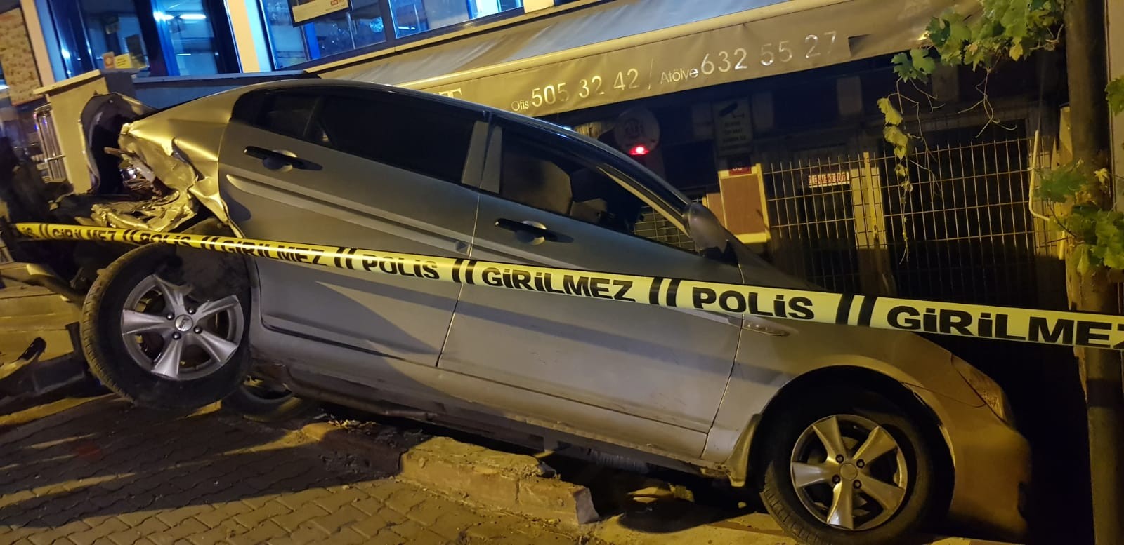 Ümraniye'de alkollü sürücü dehşeti: Park halindeki otomobil dükkana uçtu