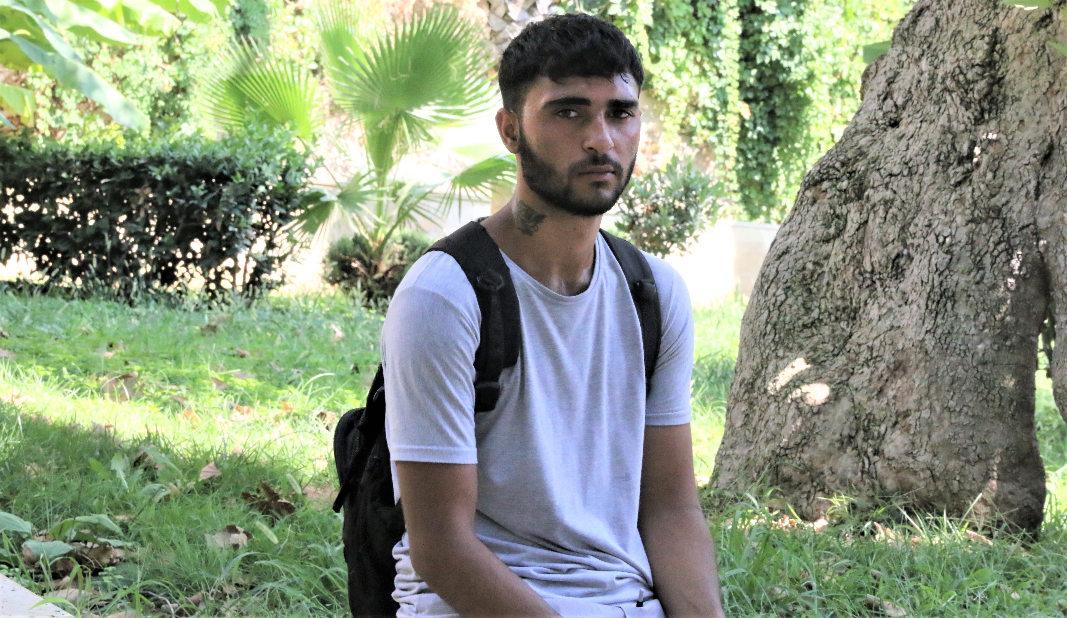 Kaybolan kardeşini bulmak için sokaklarda kalıyor