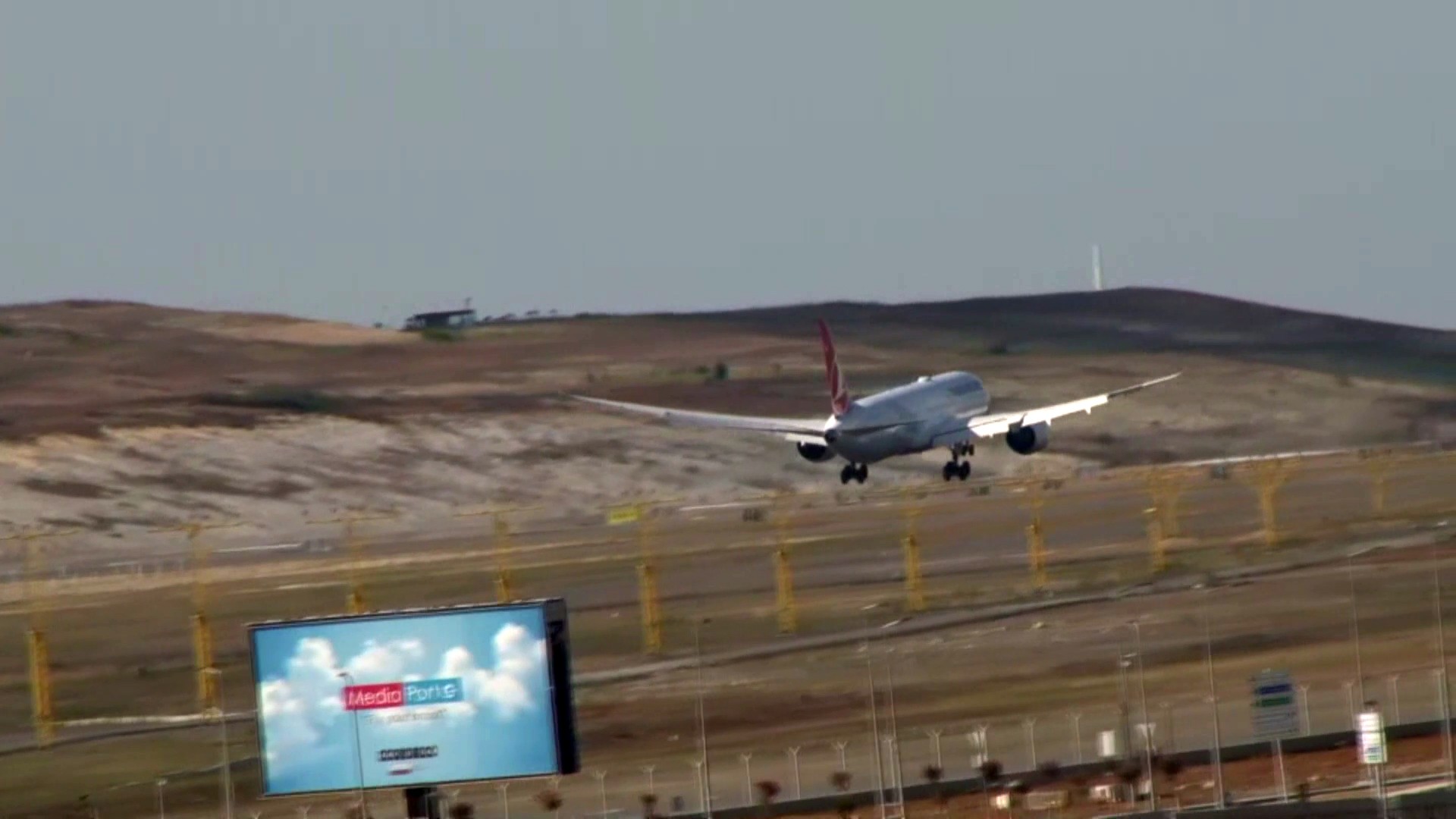 Afganistan'dan Türk vatandaşlarını getiren uçak İstanbul Havalimanı'na indi