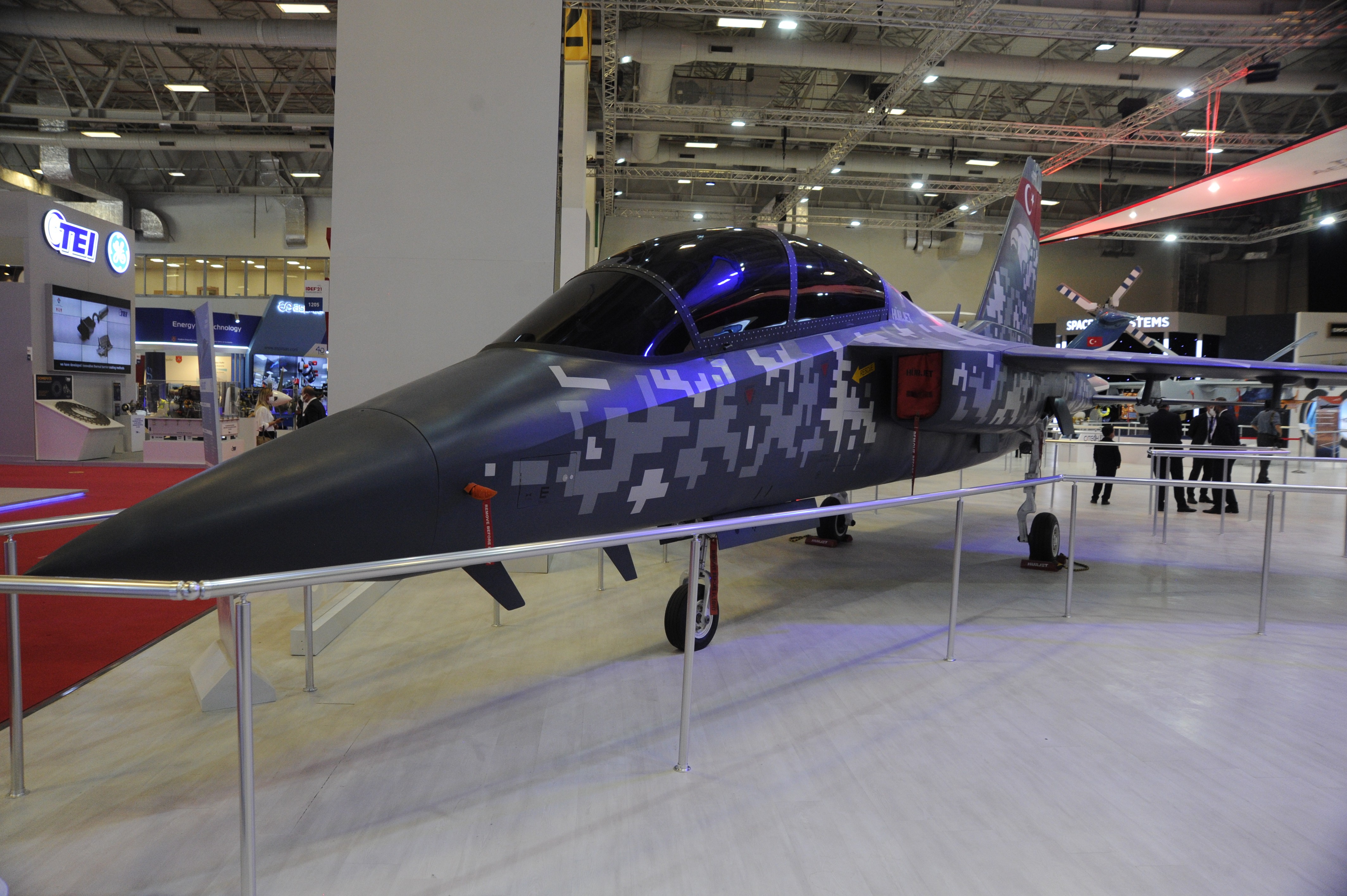 ‘Milli Muharip Uçak’ 15. Savunma Sanayii Fuarı’nda görücüye çıktı