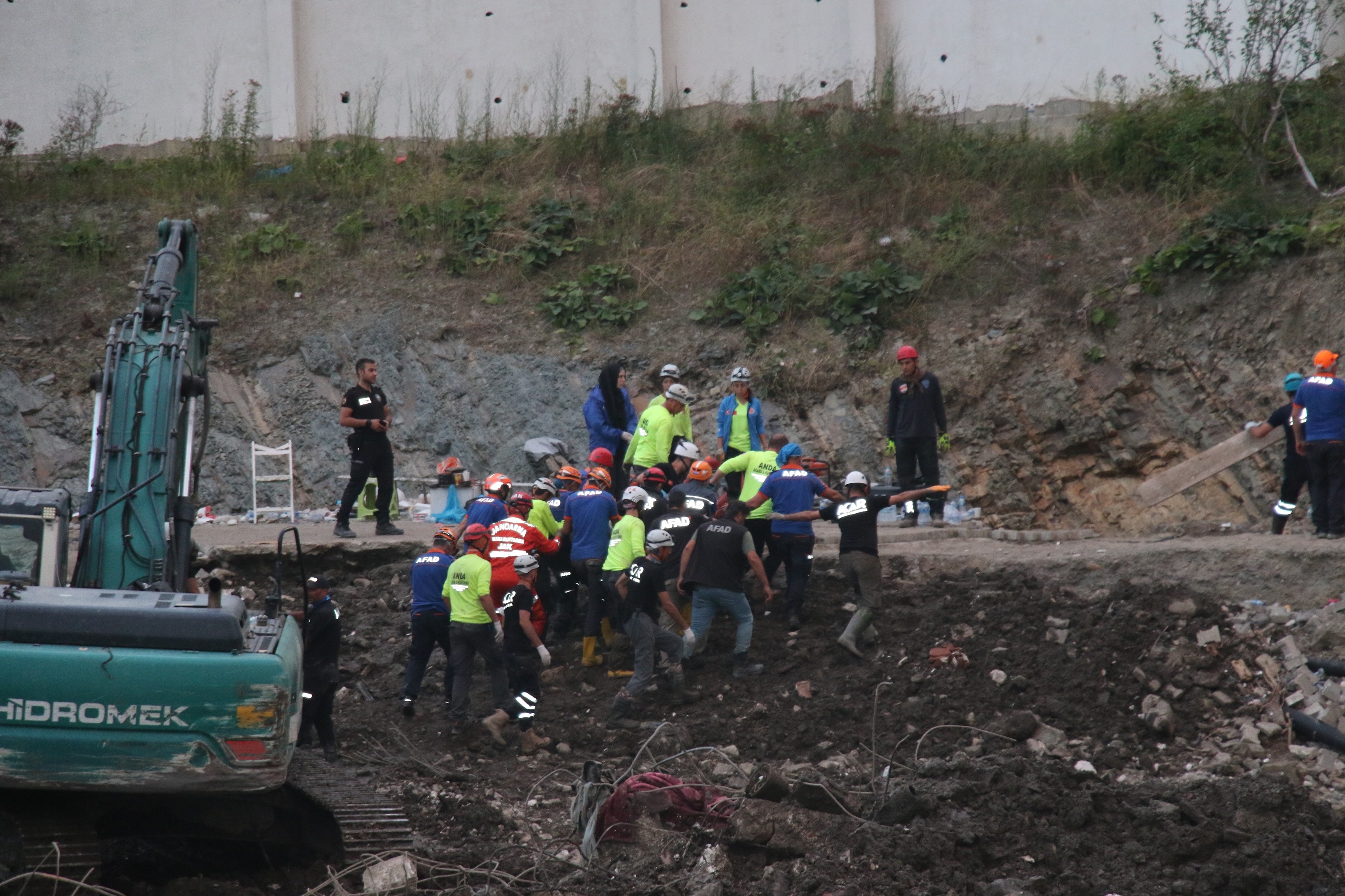 Bu apartman şimdiye kadar 9 kişiye mezar oldu, 11 kişi de kayıp