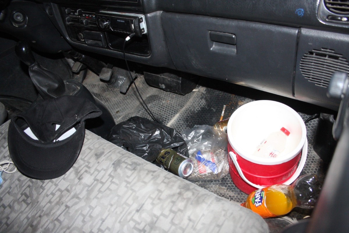 Minibüs, yerde yatan kazazedeye yardım için koşan vatandaşların arasına daldı