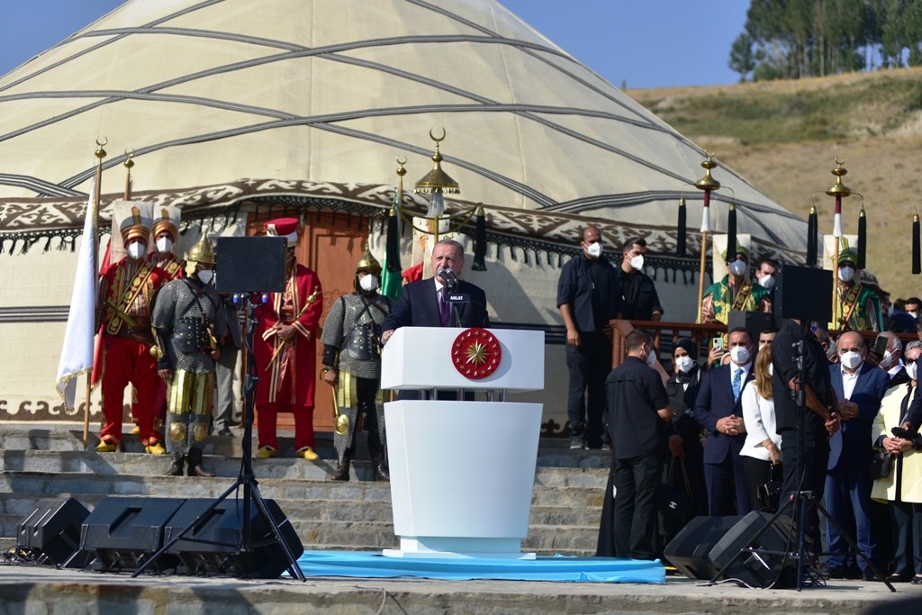 Cumhurbaşkanı Erdoğan Ahlat’ta konuştu: 'Bu şehir doğu ve batı medeniyetleri arasında köprü olmuştur'