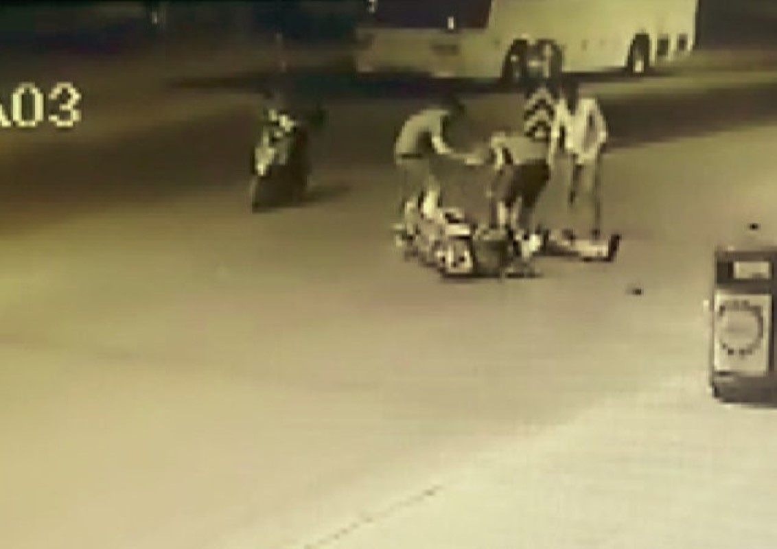 Minibüs, yerde yatan kazazedeye yardım için koşan vatandaşların arasına daldı