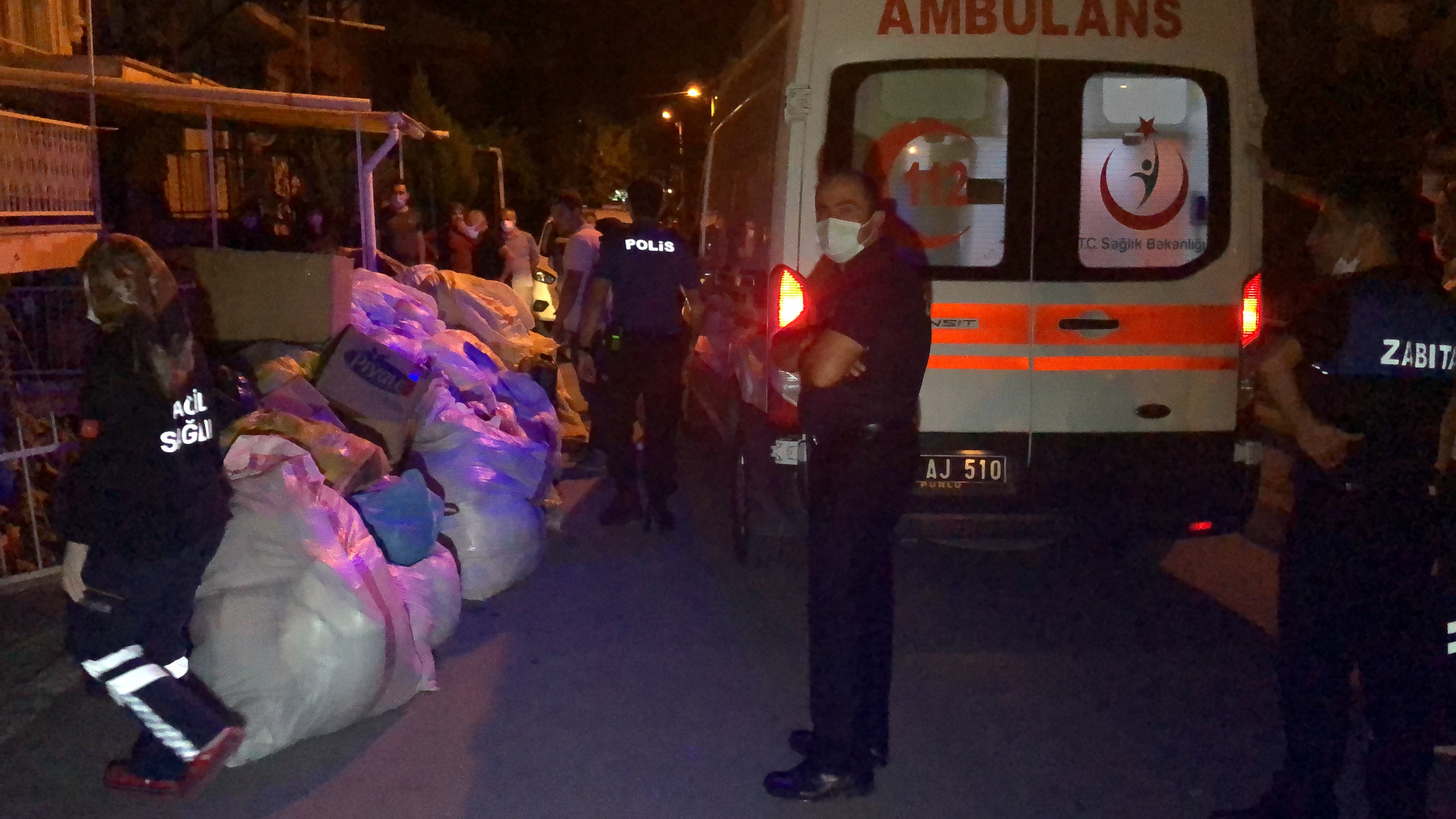 Isparta’da 3 kişilik aile eşyalarıyla birlikte evden atıldı