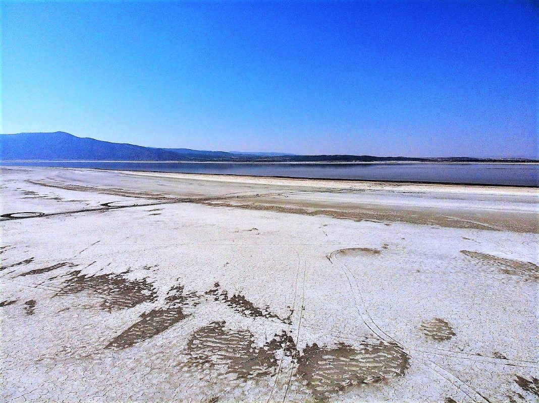 Suların kıyıdan 1 kilometre çekildiği Acıgöl, 3 ay öncesine göre yarı yarıya küçüldü