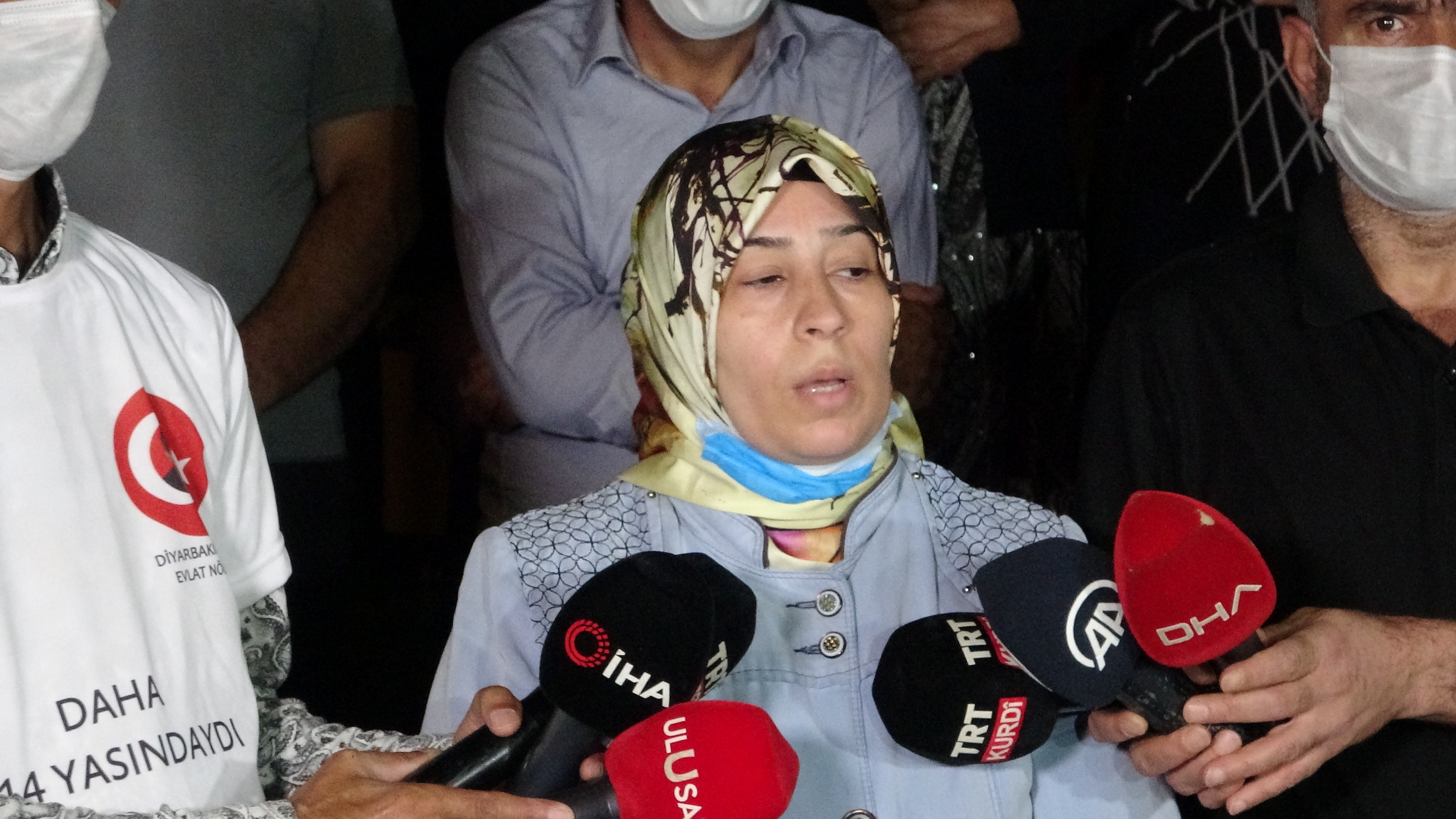 Evlat nöbeti tutan acılı aileler gece nöbetine devam ediyor