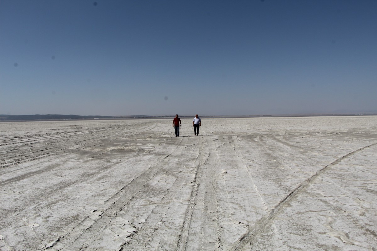 Suların kıyıdan 1 kilometre çekildiği Acıgöl, 3 ay öncesine göre yarı yarıya küçüldü