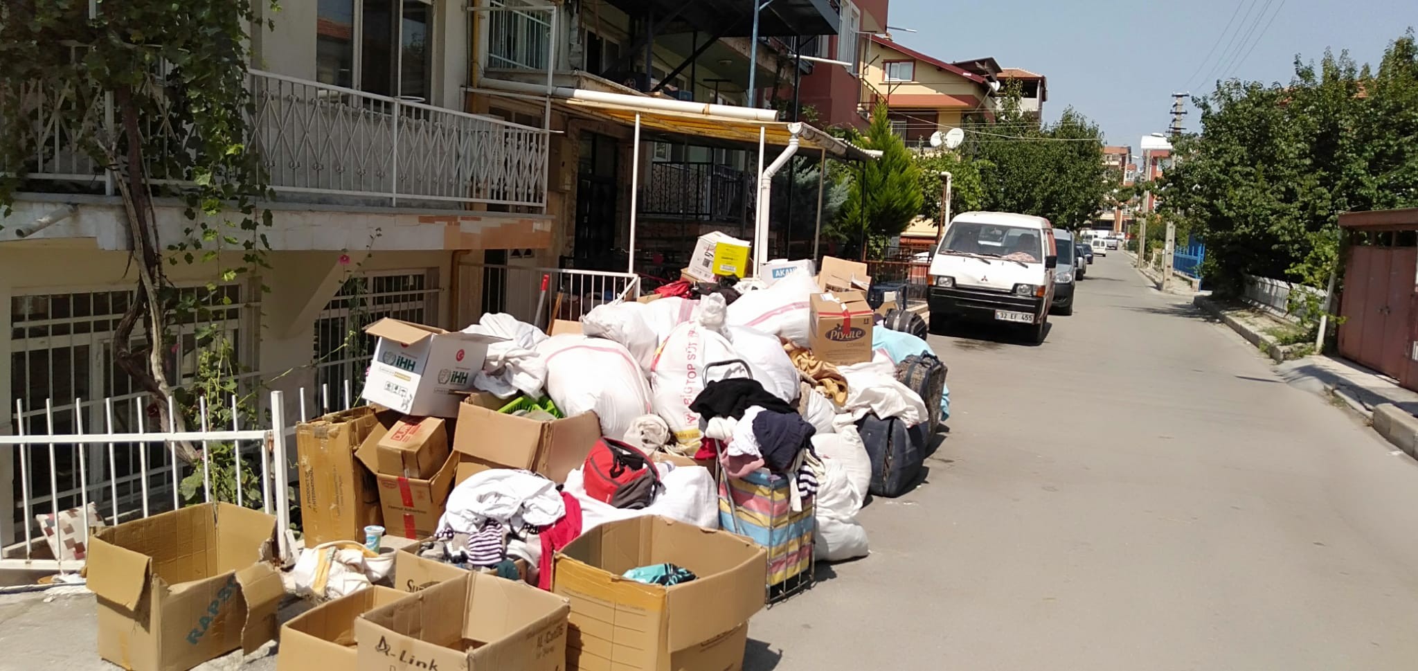 Isparta’da eşyalarıyla sokağa atılan ailenin İzmir’de evi olduğu ortaya çıktı