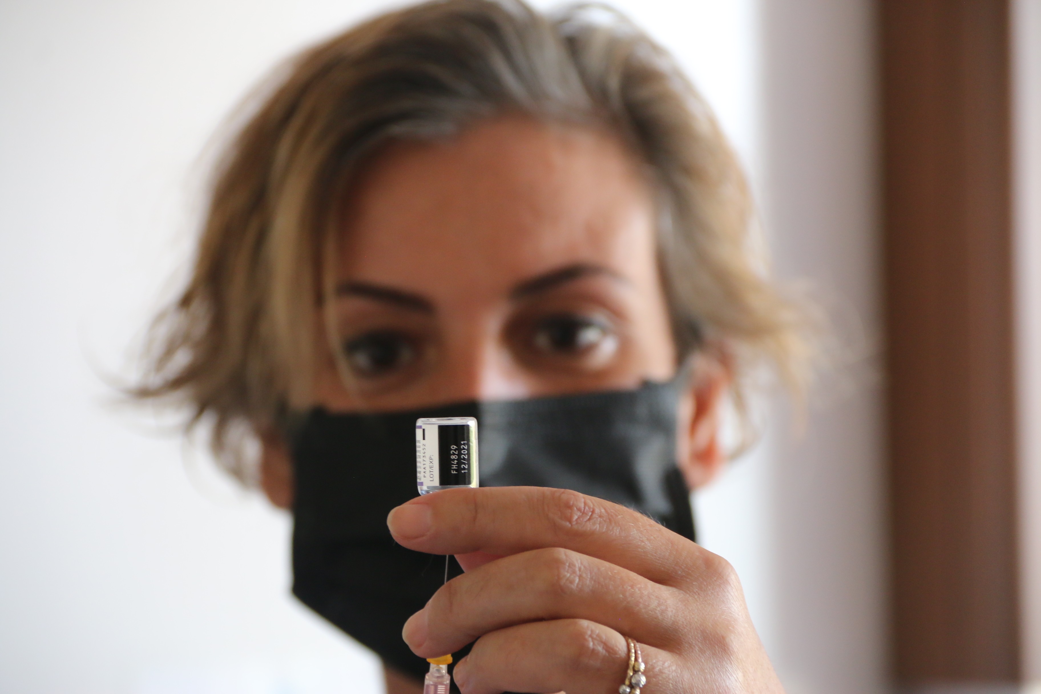 Aşı ile birlikte anneden bebeğe geçen antikorlar bebeği de koruyor