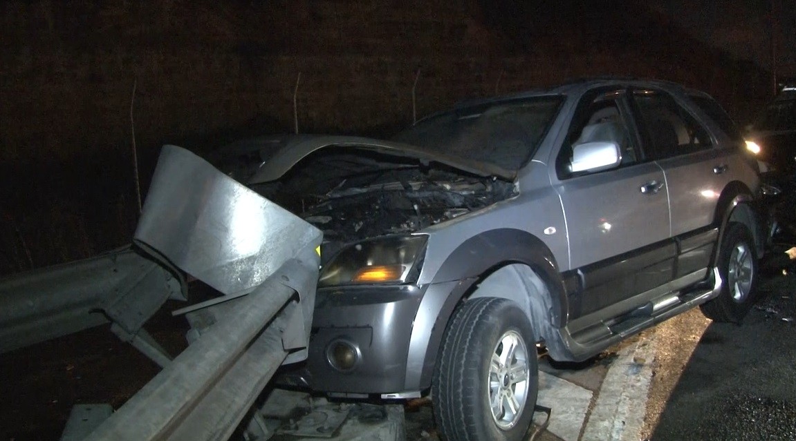 İstanbul'da korku dolu anlar! Bariyerlere çarpan araç alev aldı
