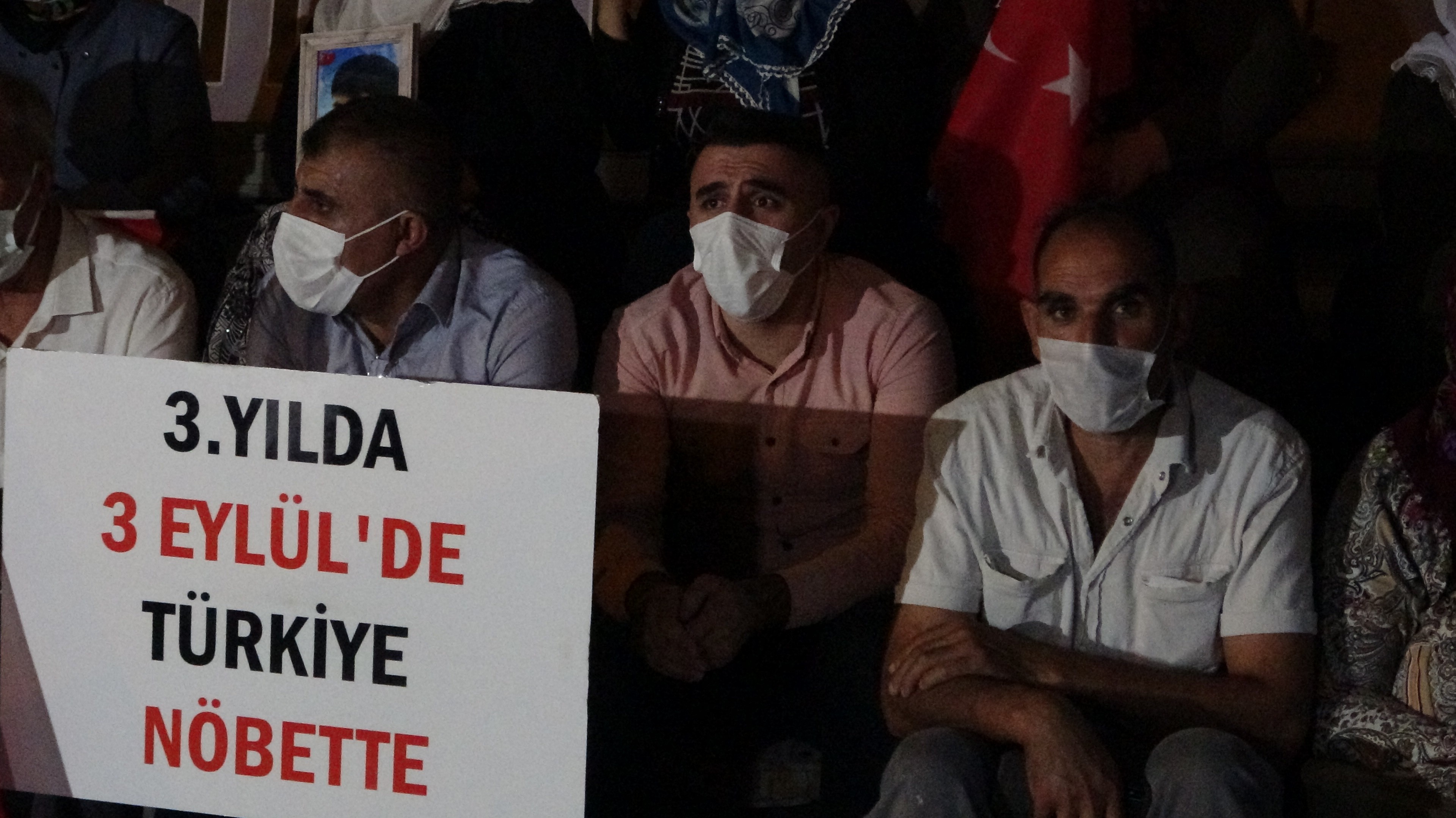 Evlat nöbeti tutan acılı aileler gece nöbetine devam ediyor