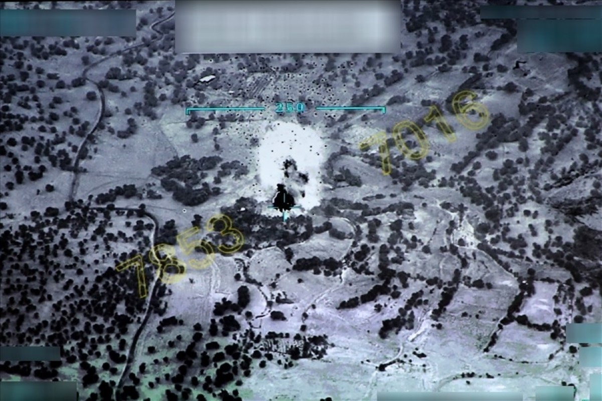 Bakan Akar, 28 terör hedefinin hava harekatı ile imha edildiği operasyonu sevk ve idare etti