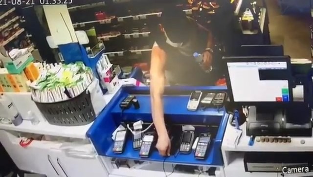 Benzin istasyonundaki hırsızlık kameraya yansıdı