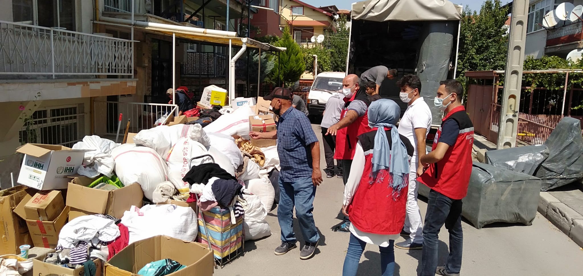 Isparta’da eşyalarıyla sokağa atılan ailenin İzmir’de evi olduğu ortaya çıktı
