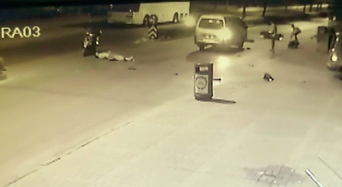 Minibüs, yerde yatan kazazedeye yardım için koşan vatandaşların arasına daldı