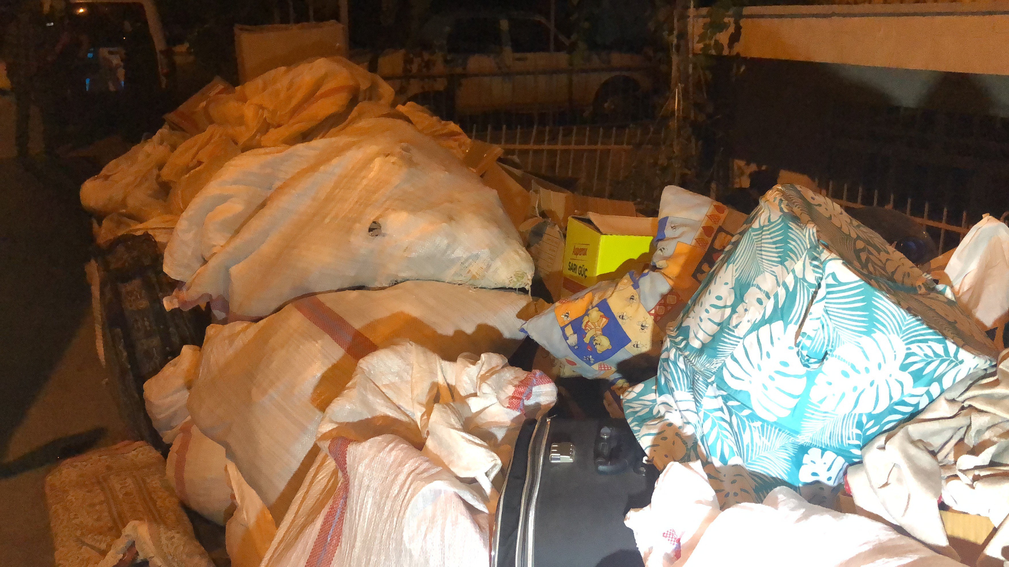 Isparta’da 3 kişilik aile eşyalarıyla birlikte evden atıldı