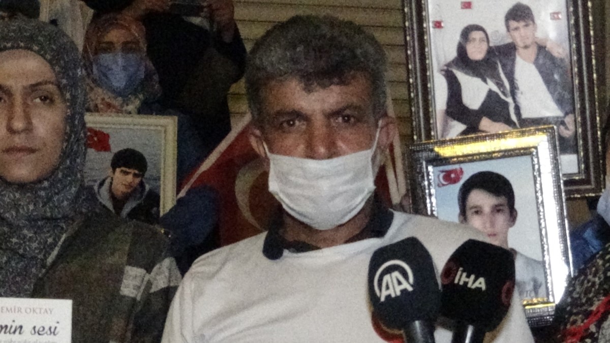 Evlat nöbetindeki aileler HDP il binasına dev Türk bayrağı asıp evlatlarını istedi