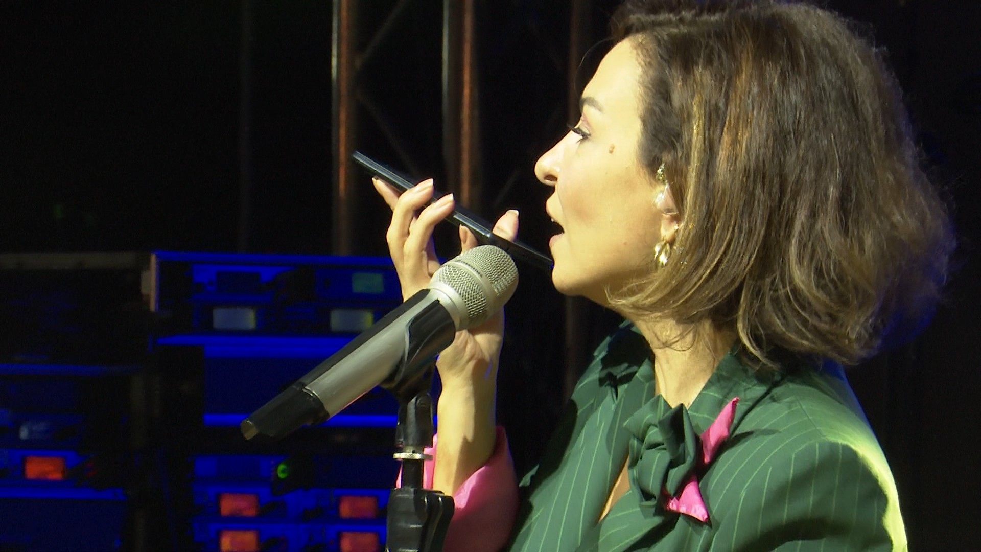 Şarkıcı Fatma Turgut küs olan sevgilileri böyle barıştırmaya çalıştı