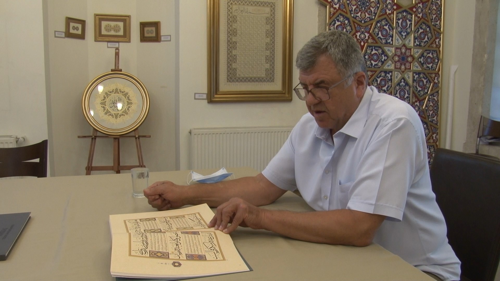 600 farklı tasarımla Karahisari Kur'an-ı Kerim tezhipleri tek ciltte toplandı