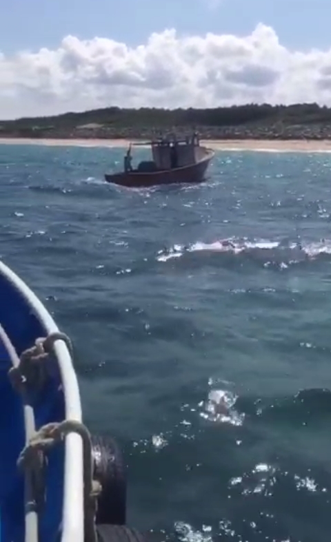 Arıza yapan tekne karaya oturmak üzereyken balıkçılar tarafından kurtarıldı