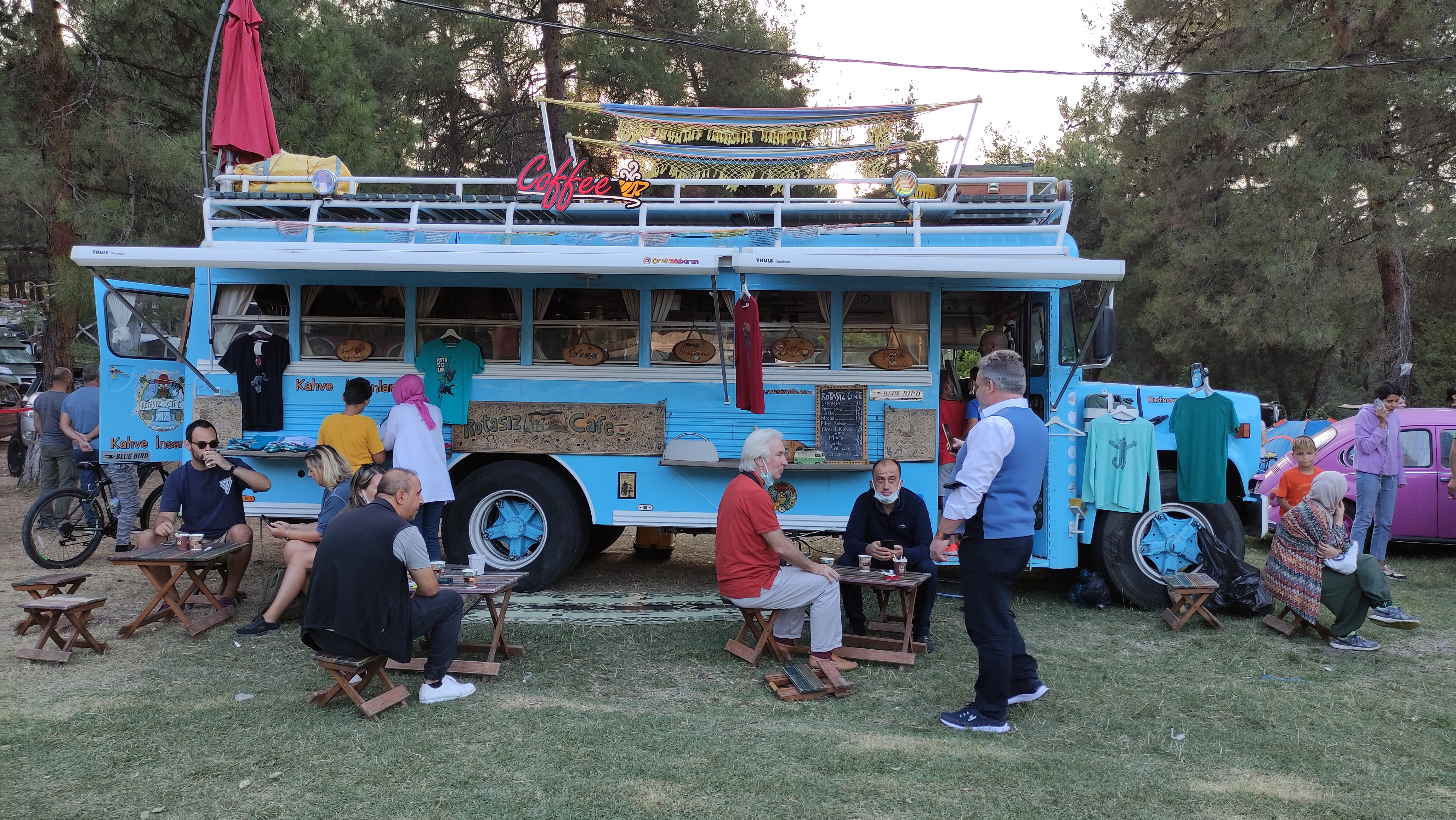 Karavan tutkunu, kahve dükkanını da beraberinde gittiği her yere götürüyor