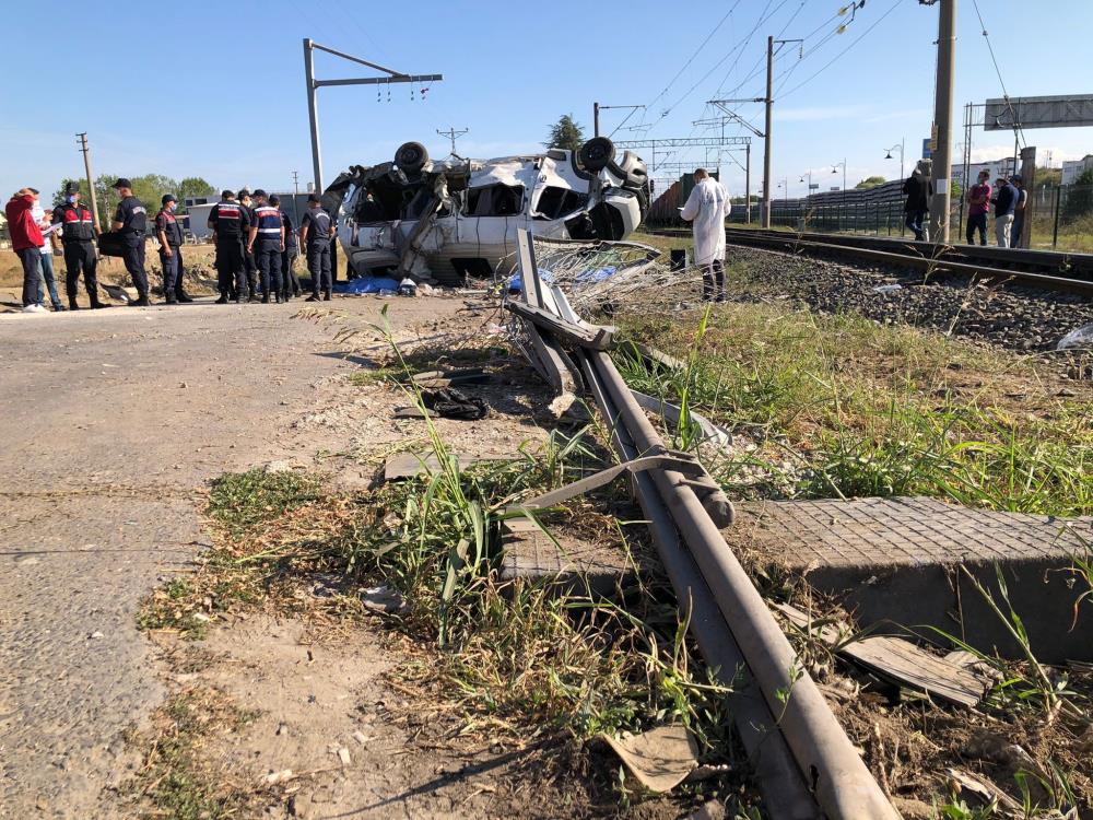 Tekirdağ'da hemzemin geçitte yük treni işçi servisine çarptı: 6 ölü