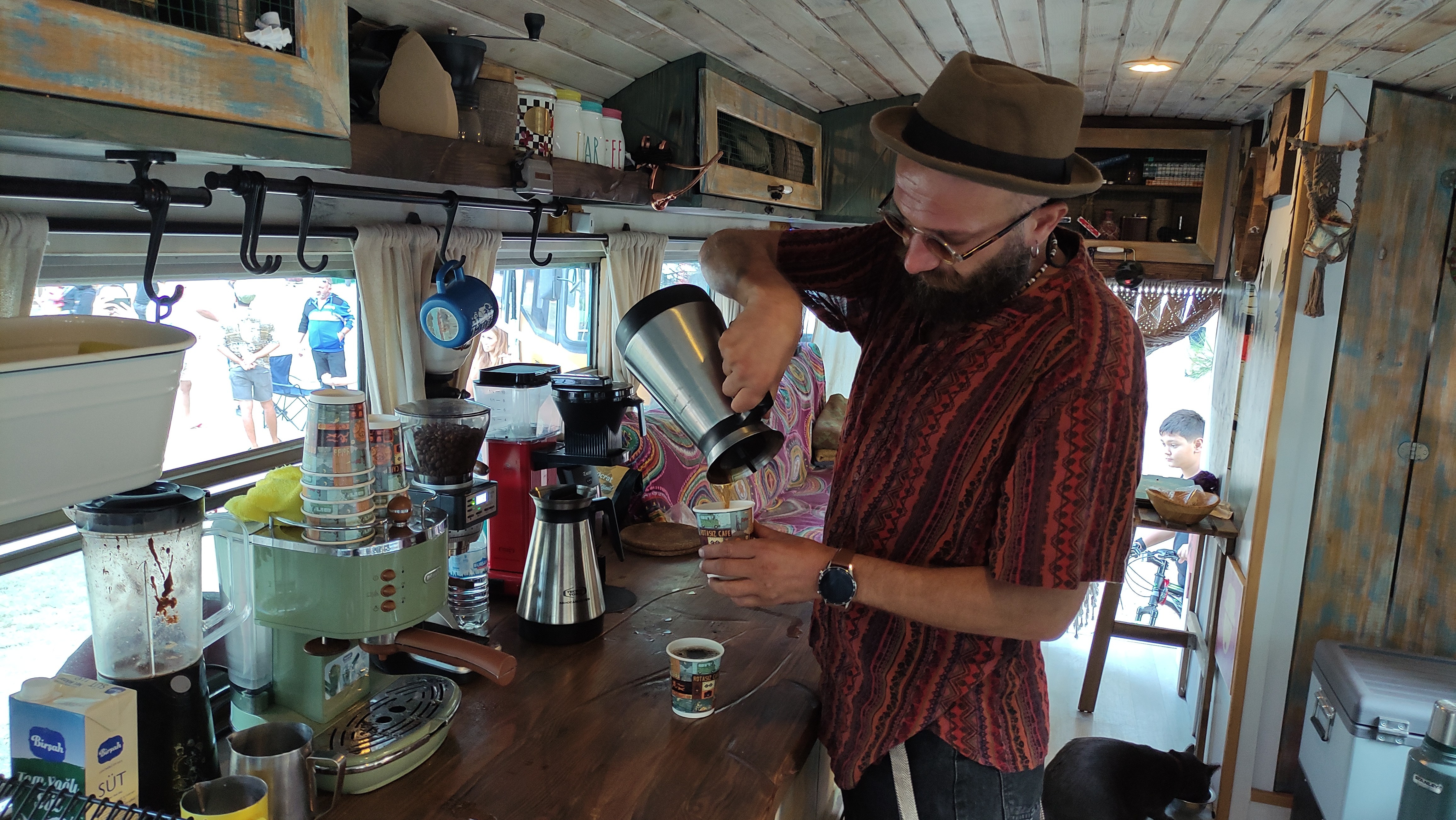 Karavan tutkunu, kahve dükkanını da beraberinde gittiği her yere götürüyor