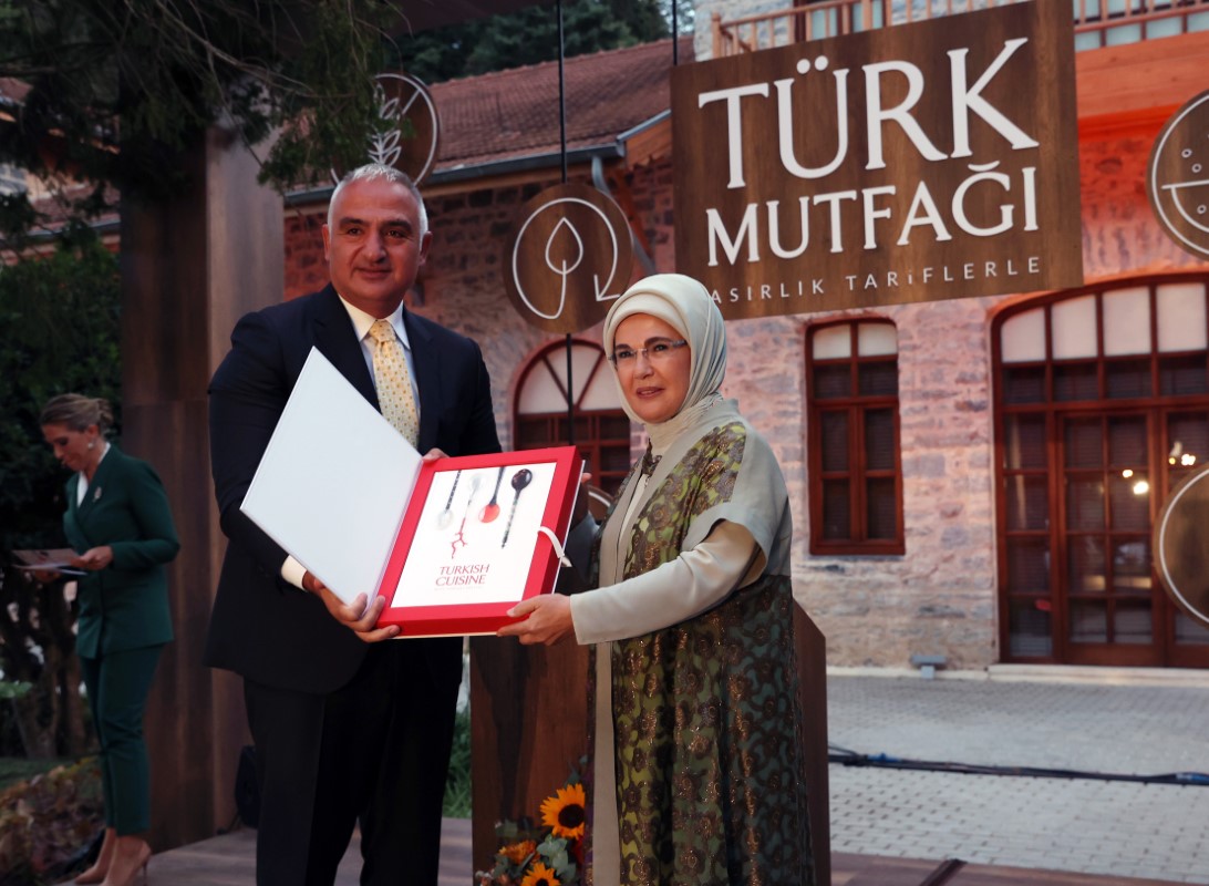 Emine Erdoğan, ‘Asırlık Tariflerle Türk Mutfağı’ kitabının tanıtım programına katıldı