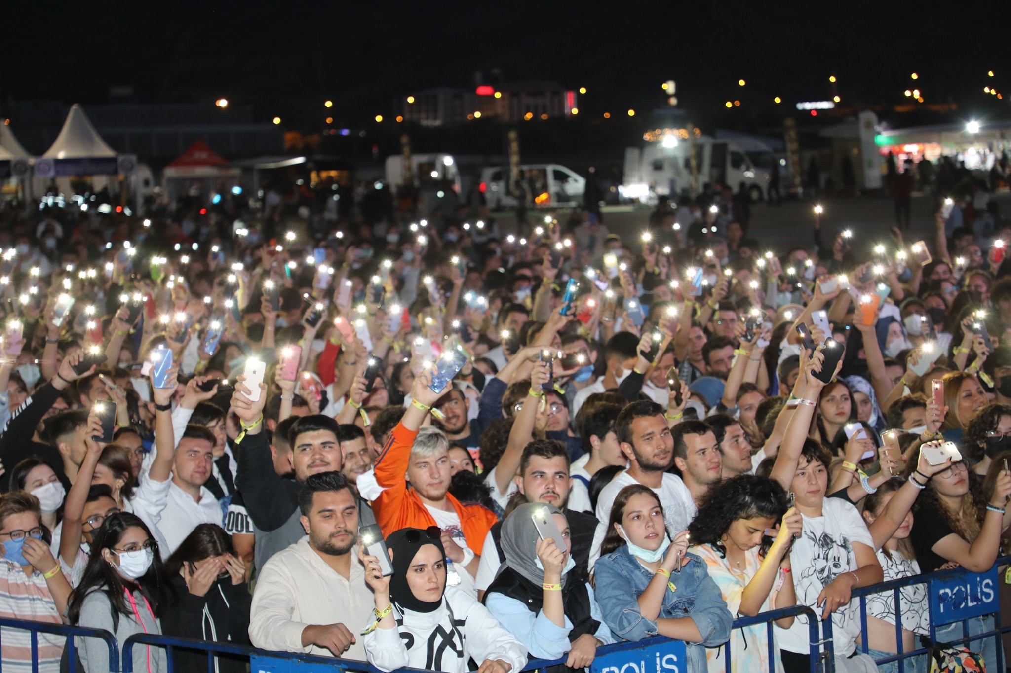 Cem Adrian konserine büyük ilgi